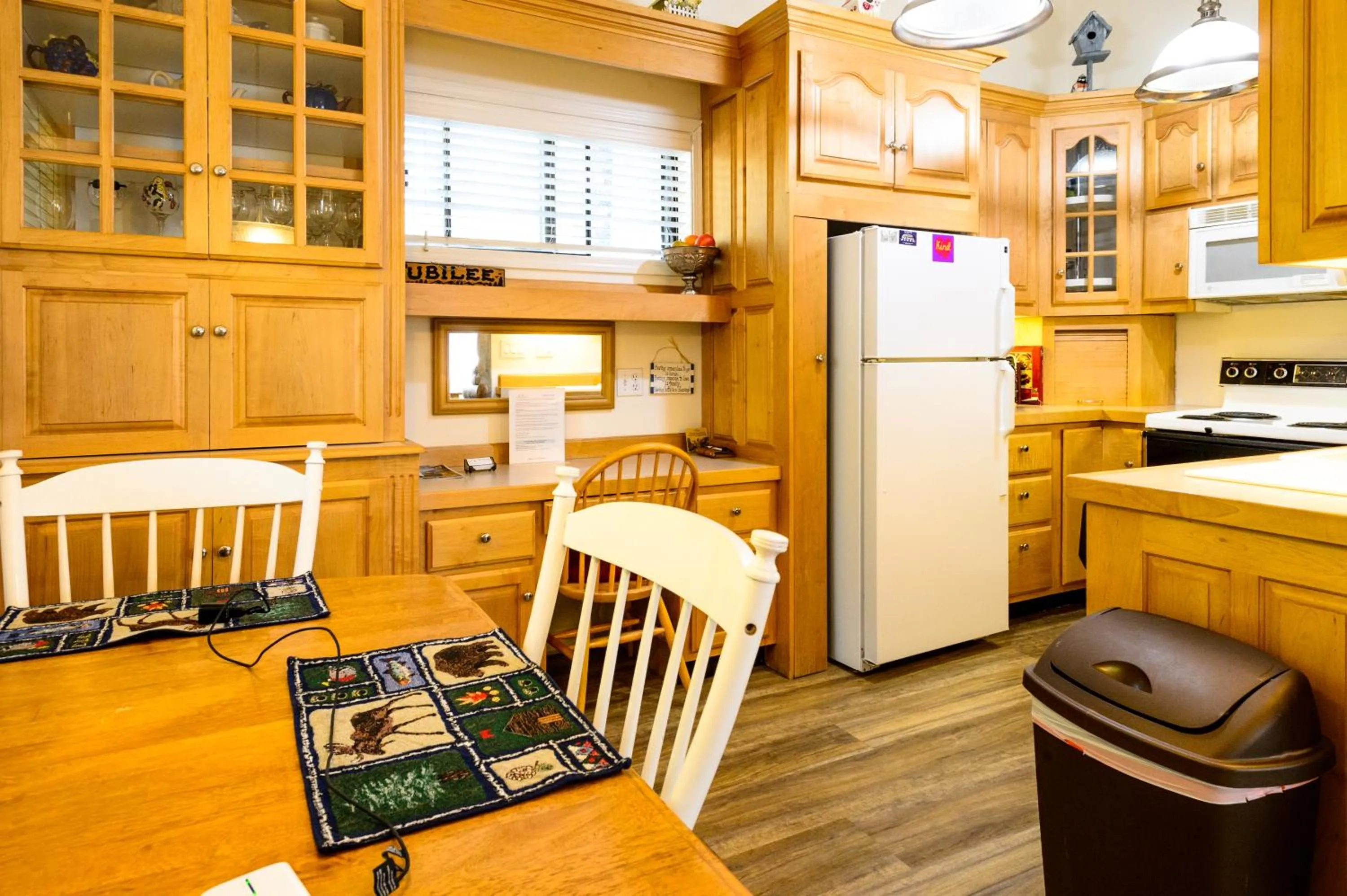Kitchen or kitchenette in Alpen Way Chalet Mountain Lodge