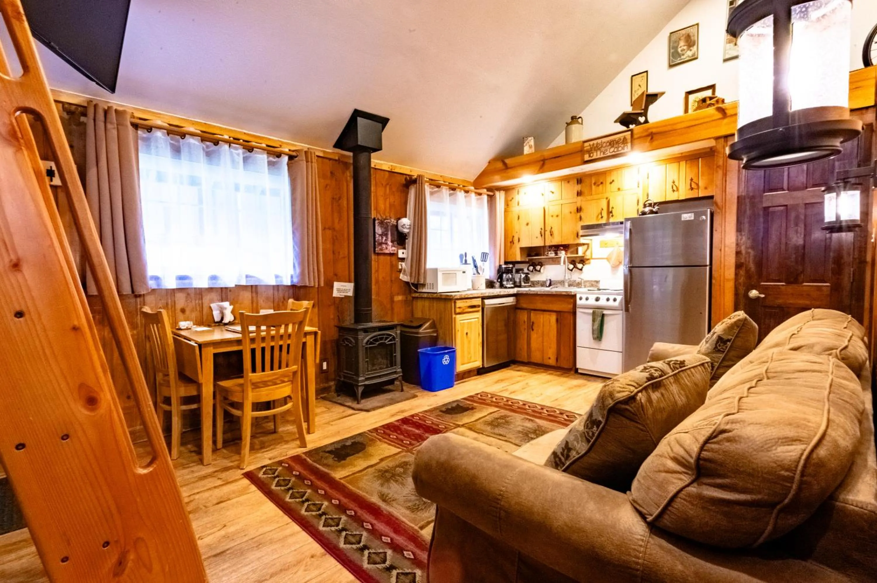 Living room in Alpen Way Chalet Mountain Lodge