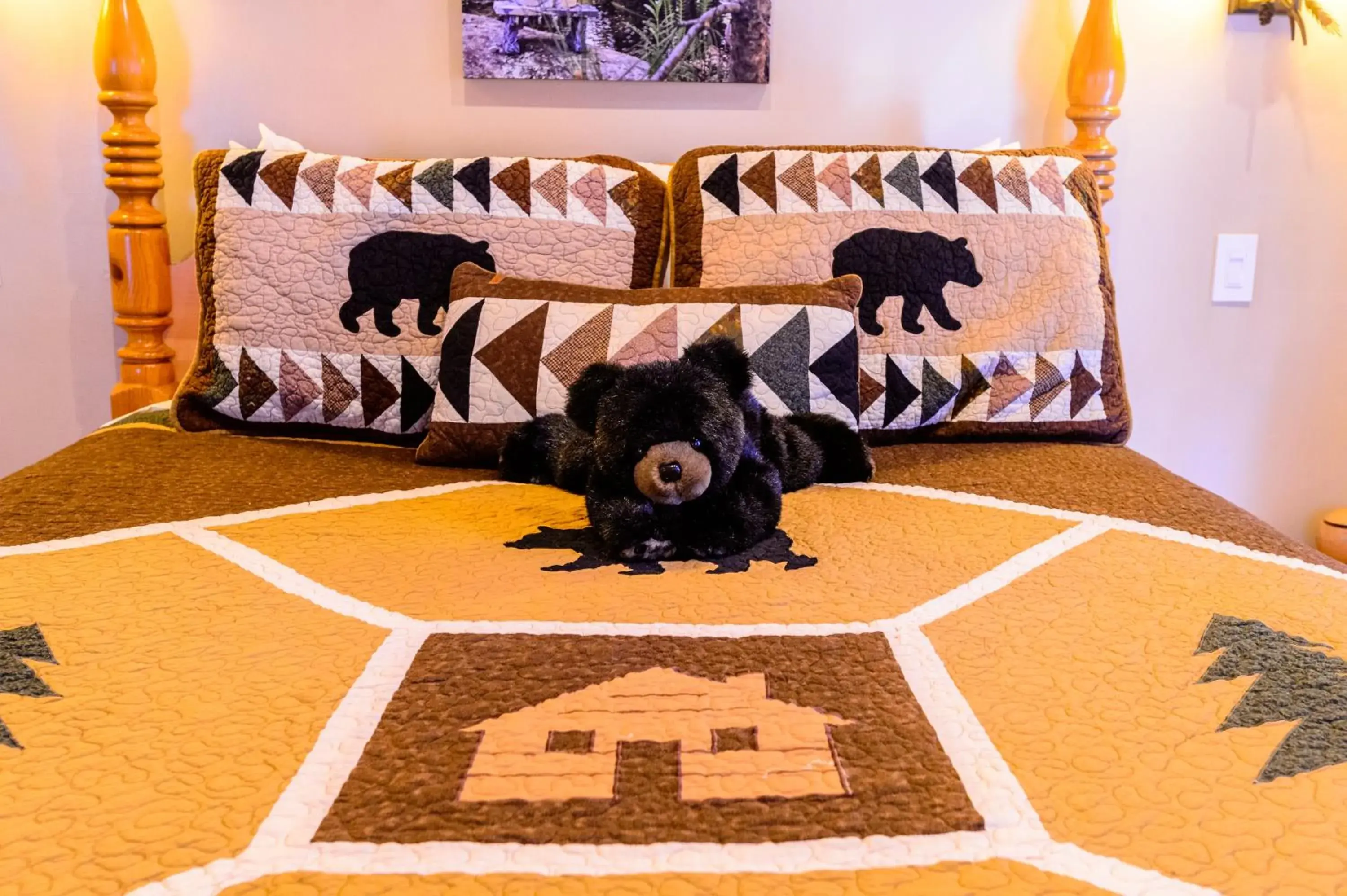 Deluxe Queen Room - No Pets in Alpen Way Chalet Mountain Lodge Deluxe Queen Room - No Pets in Alpen Way Chalet Mountain Lodge