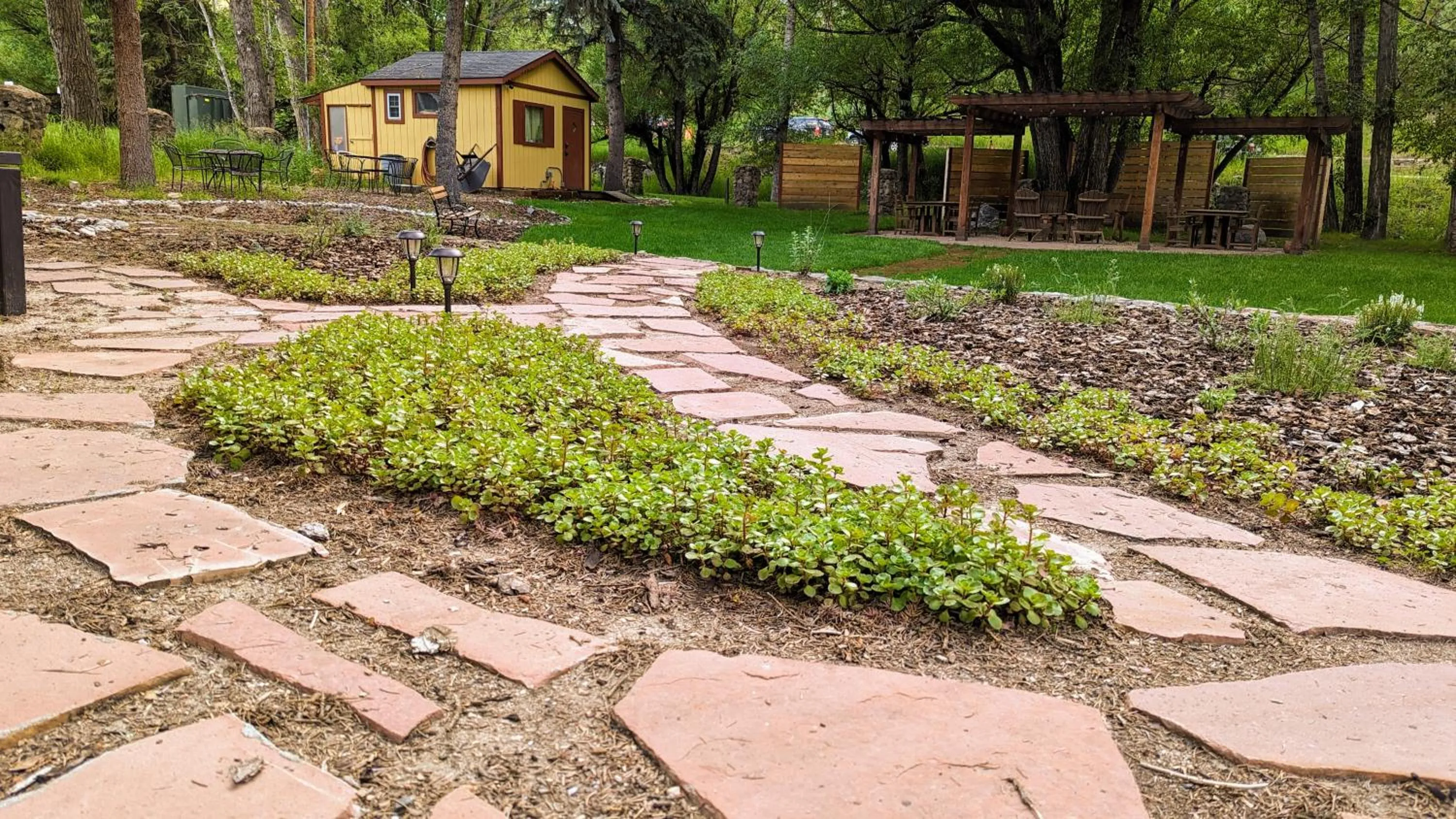 Garden in Alpen Way Chalet Mountain Lodge