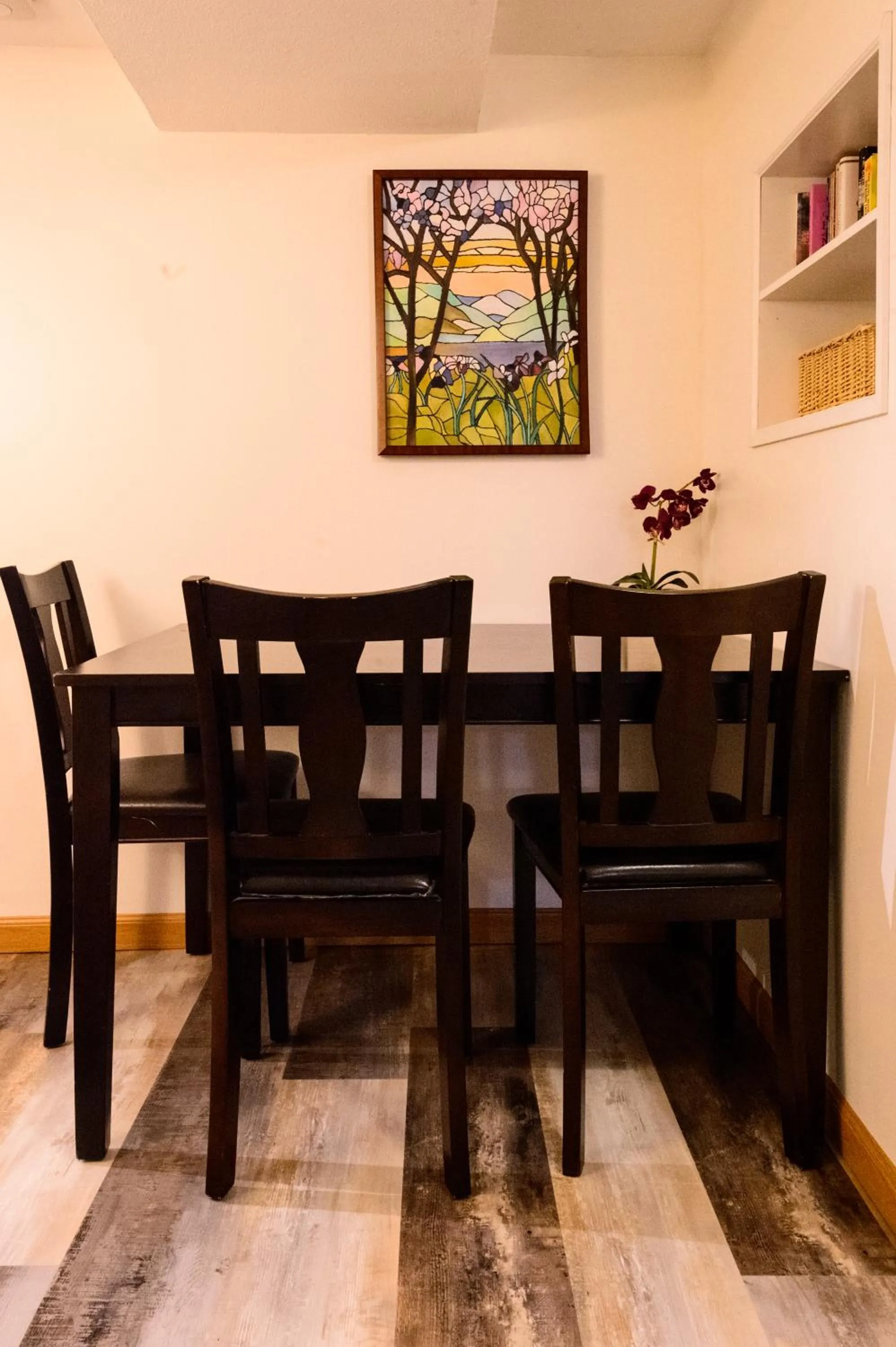 Dining area in Alpen Way Chalet Mountain Lodge