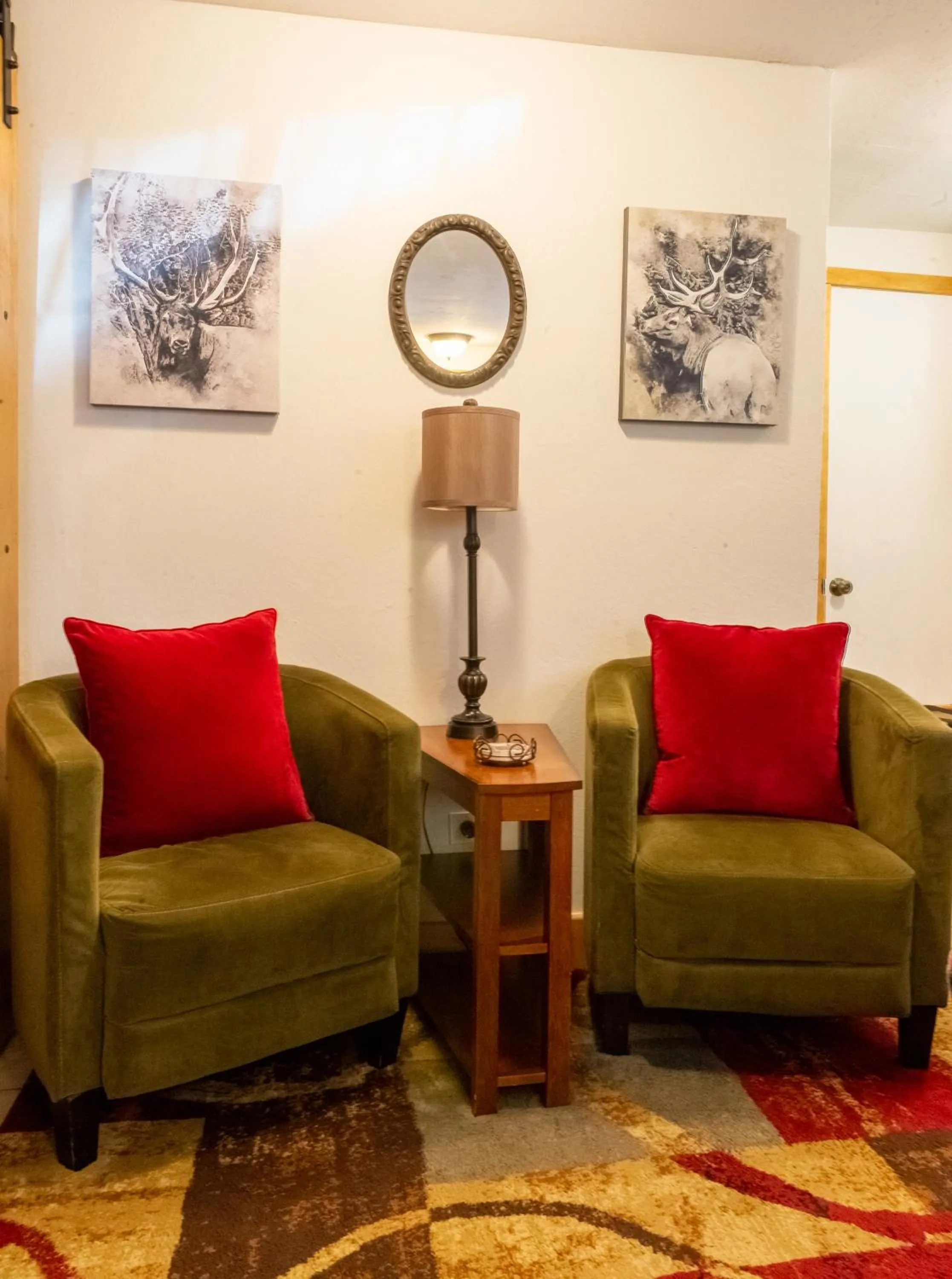 Seating area in Alpen Way Chalet Mountain Lodge