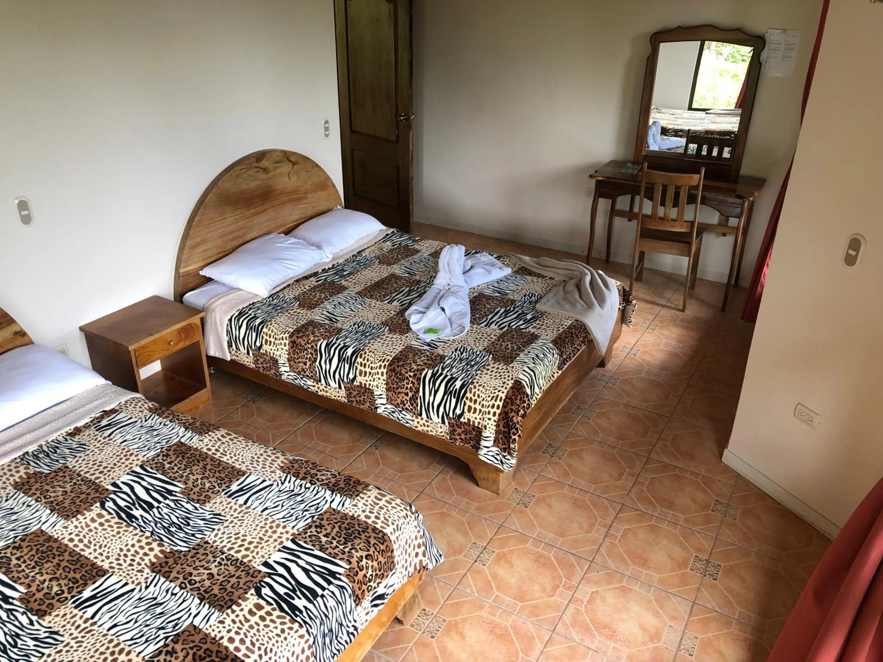 Photo of the whole room, Bed in Vistaverde Lodge