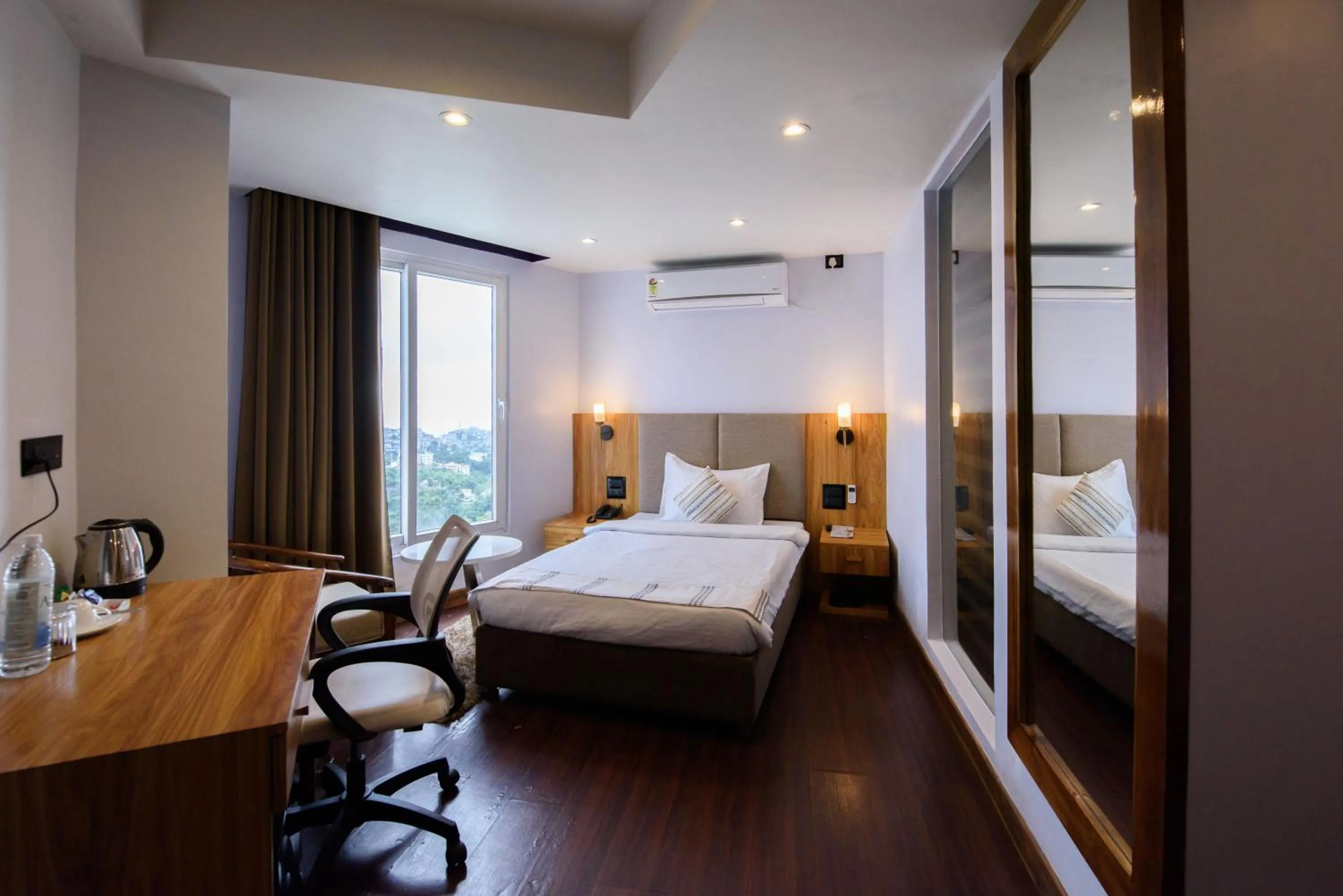 Bedroom, Bed in Emerald Hotel