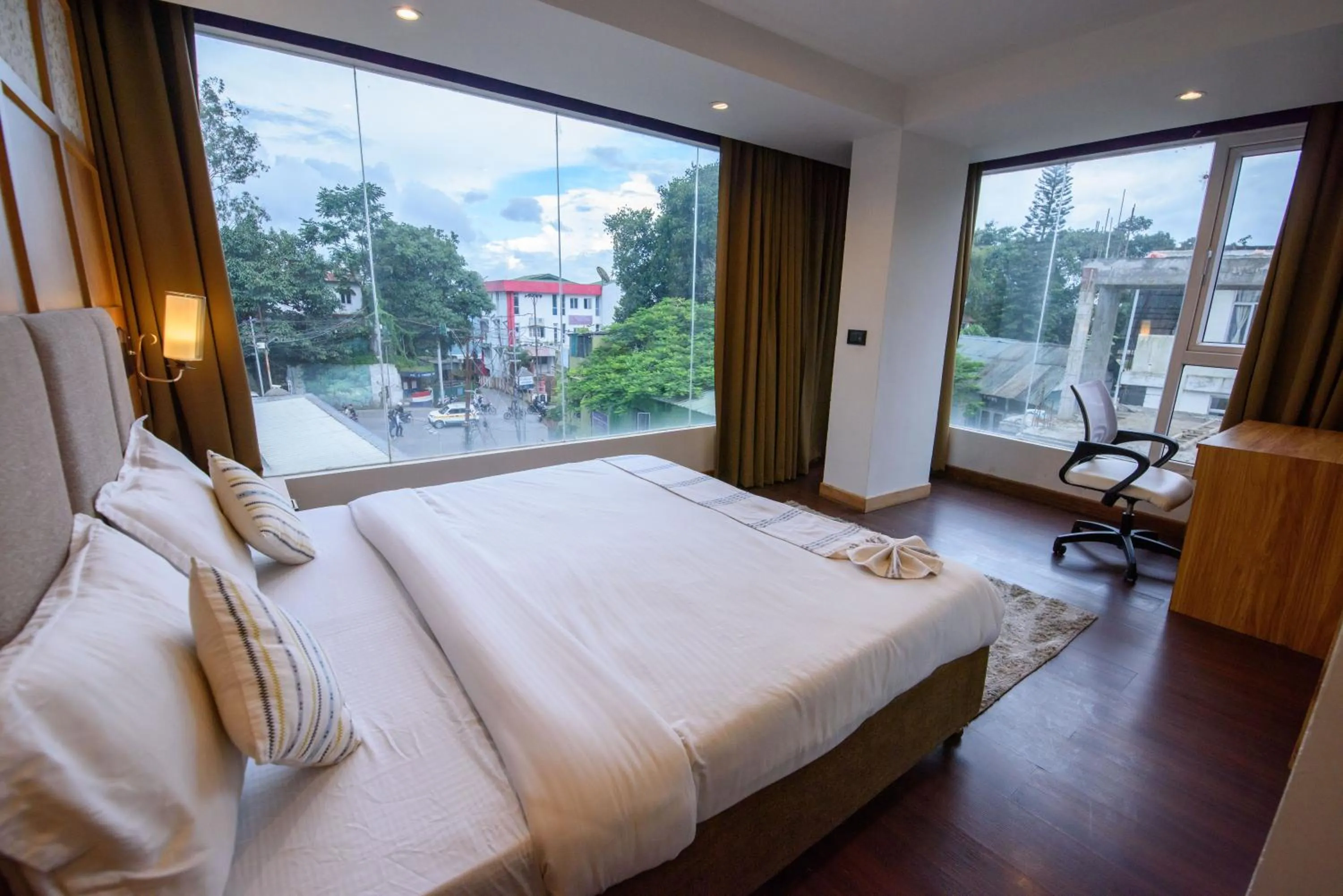 Bedroom, Bed in Emerald Hotel