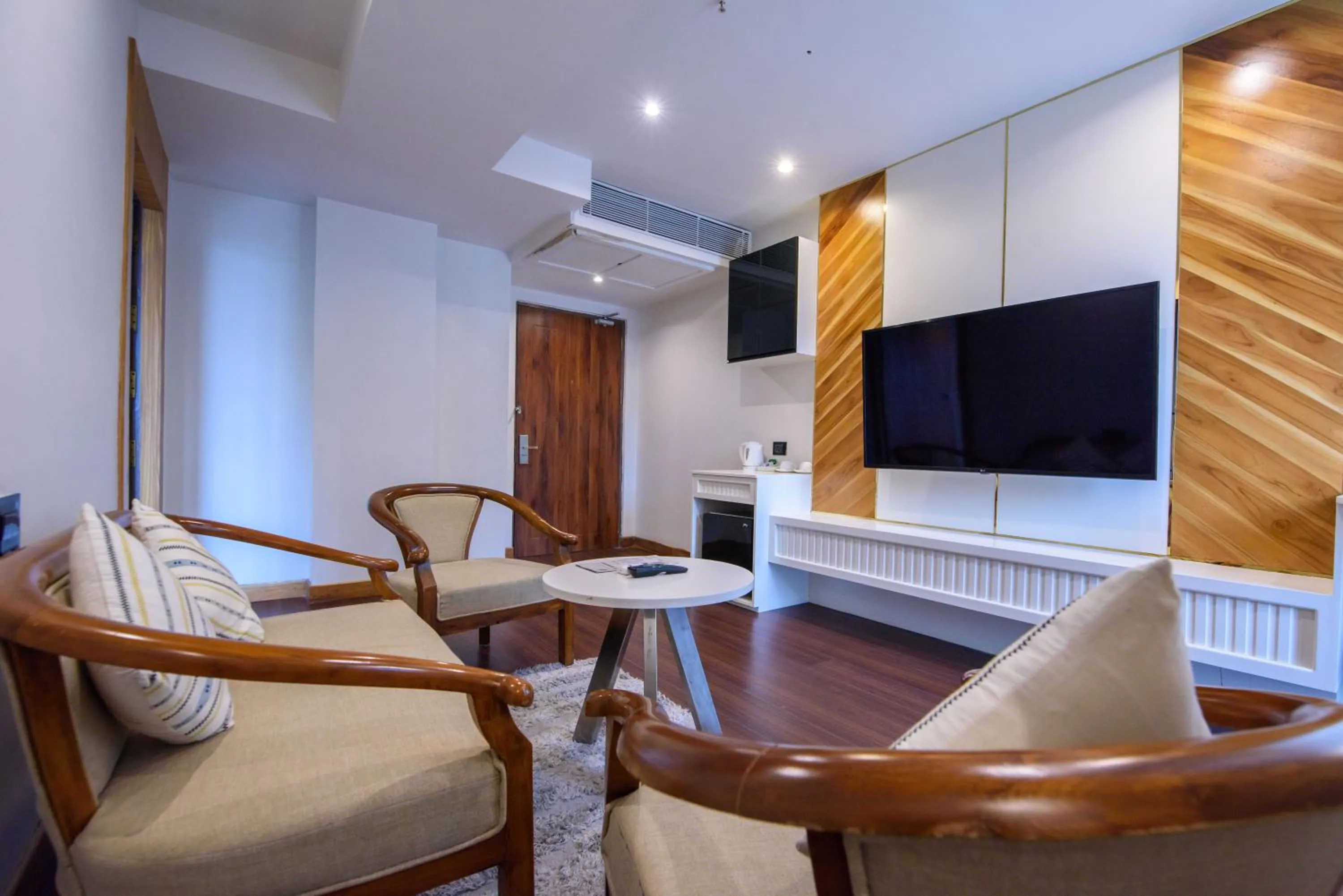 Living room in Emerald Hotel