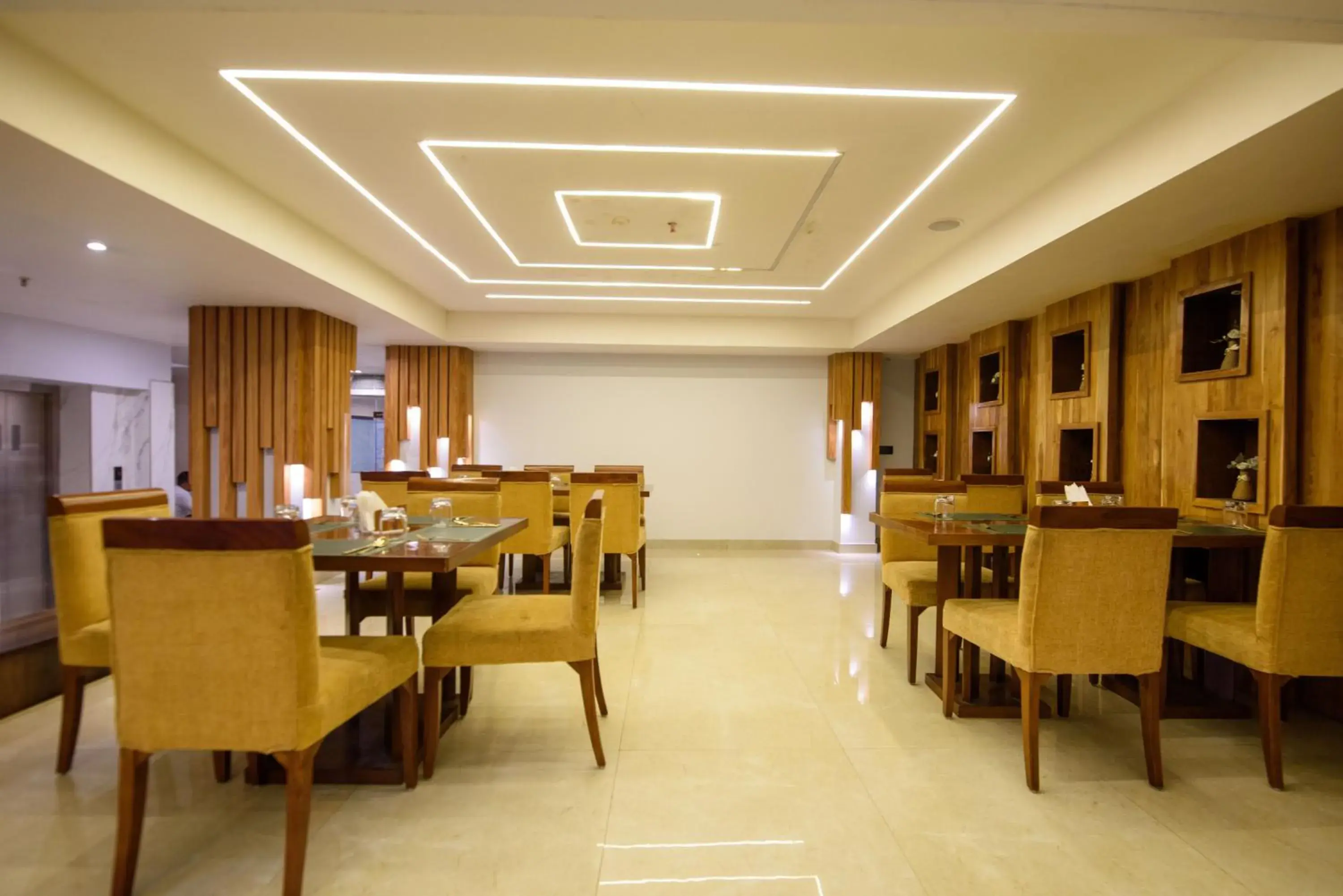 Restaurant/places to eat in Emerald Hotel Restaurant/places to eat in Emerald Hotel