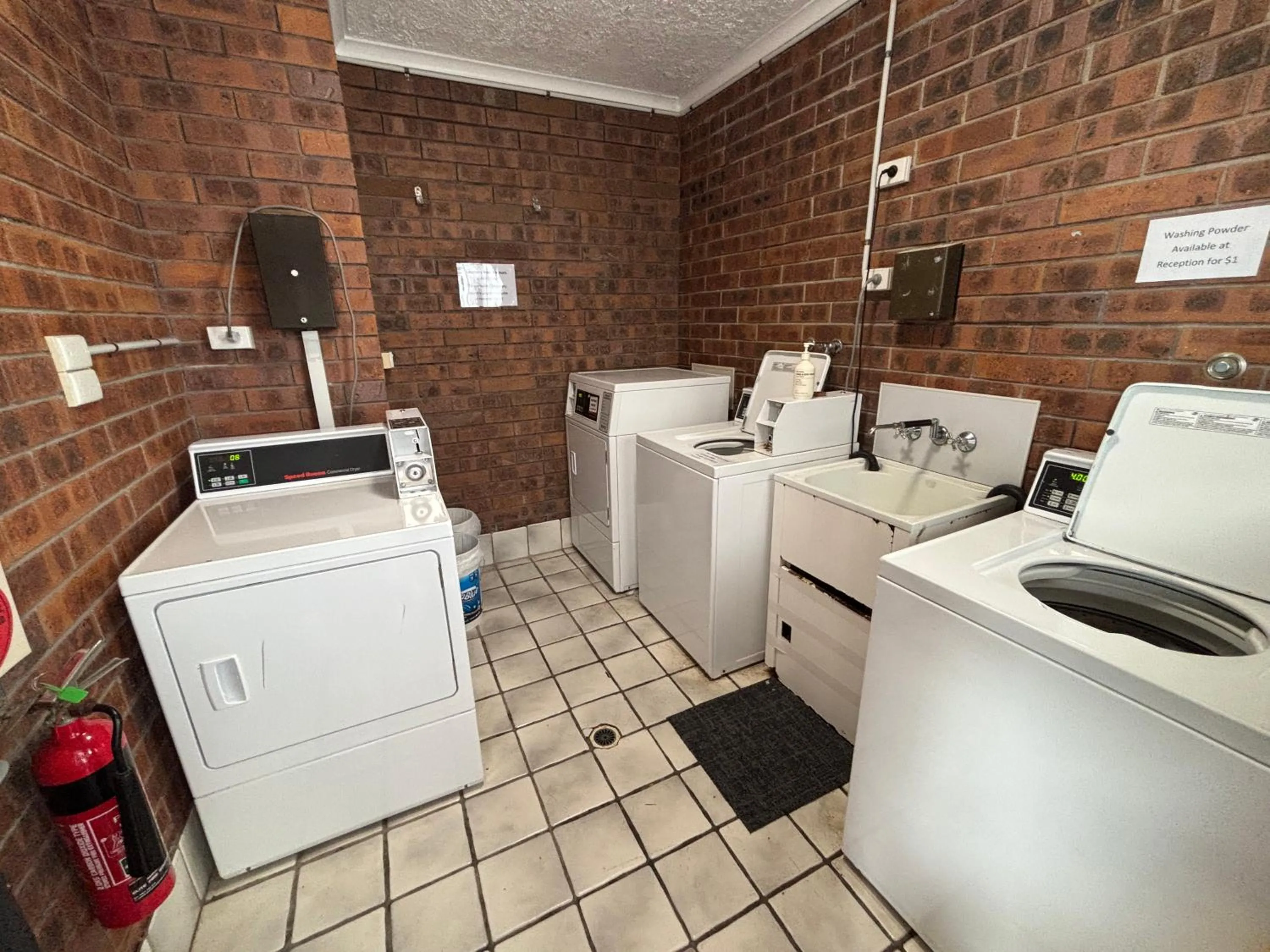 washing machine in Shakespeare Motel
