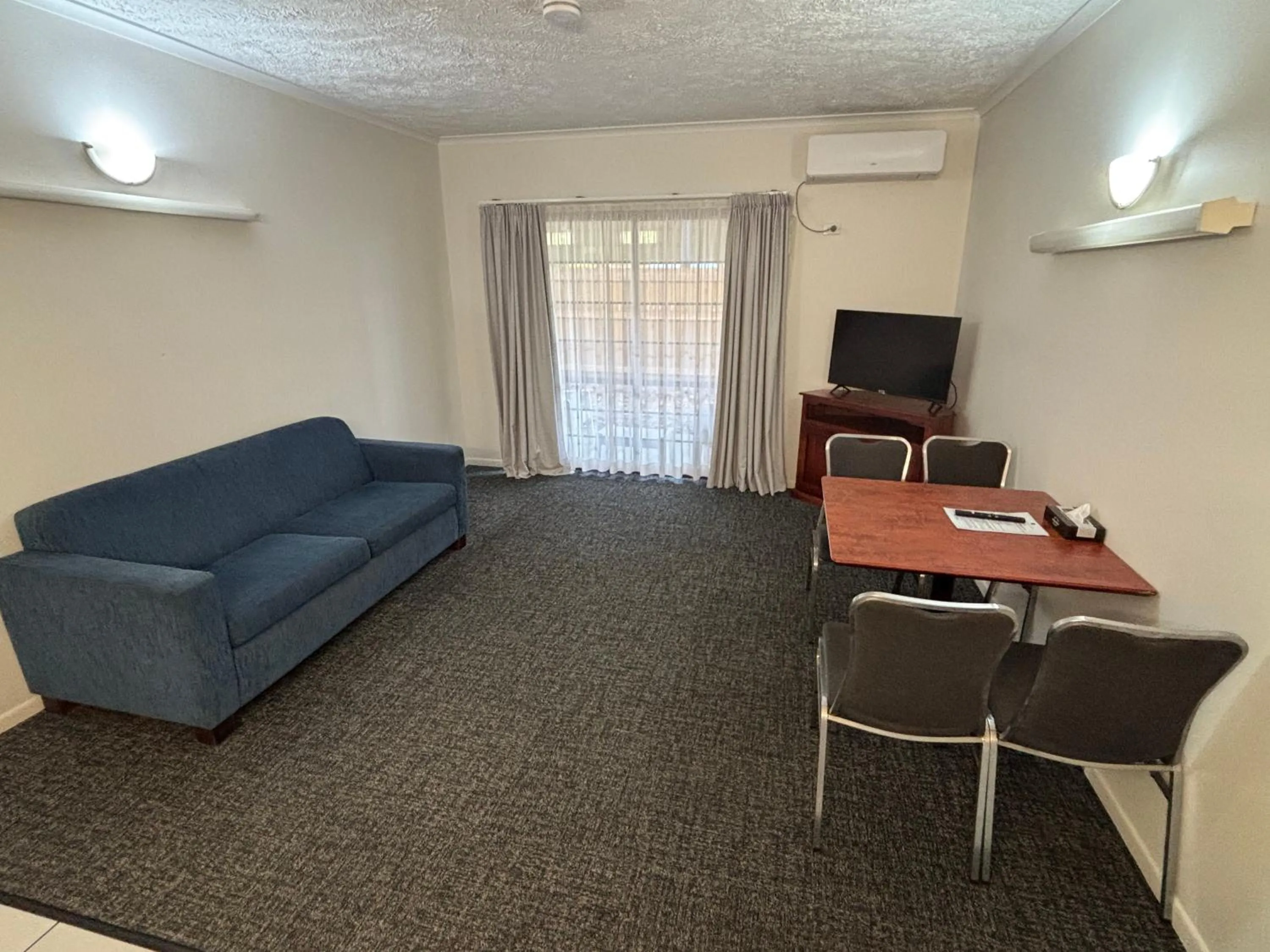 Living room in Shakespeare Motel