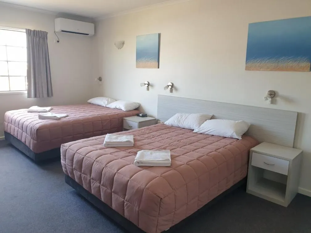 Bedroom, Bed in Shakespeare Motel