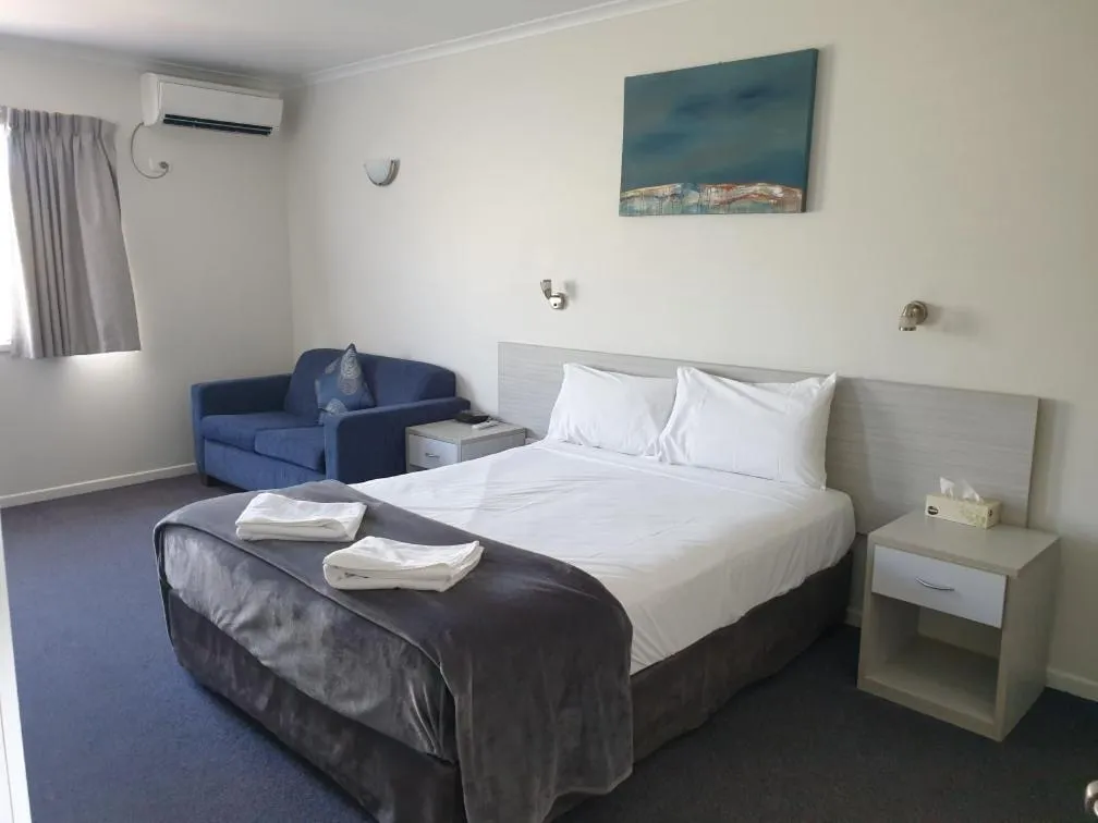 Bedroom, Bed in Shakespeare Motel