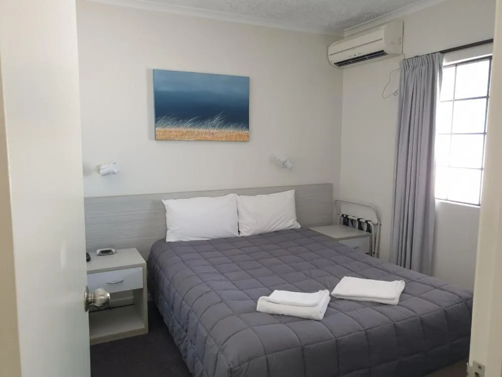 Bedroom, Bed in Shakespeare Motel