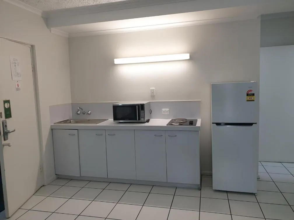 Kitchen or kitchenette in Shakespeare Motel