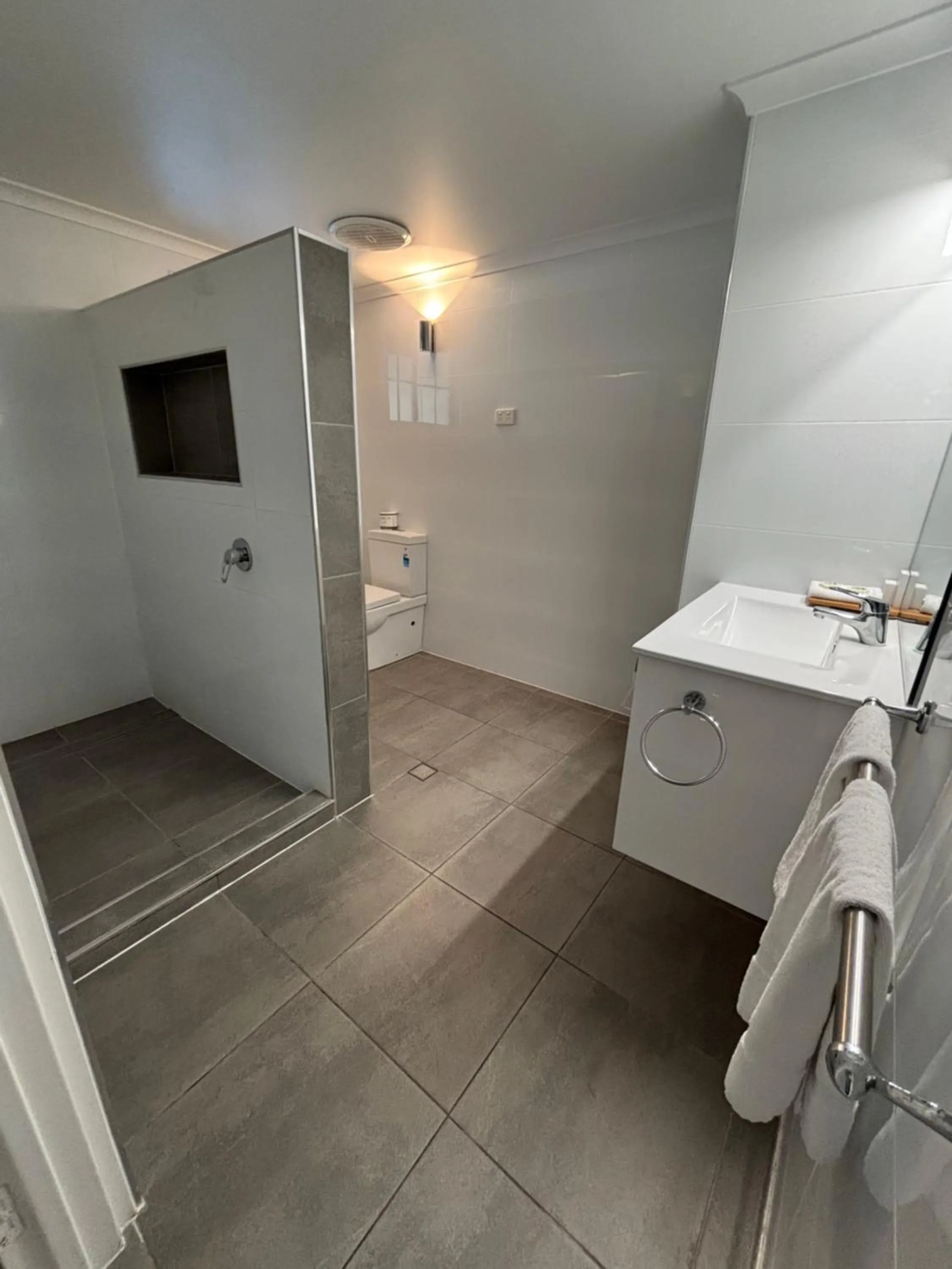 Bathroom in Shakespeare Motel