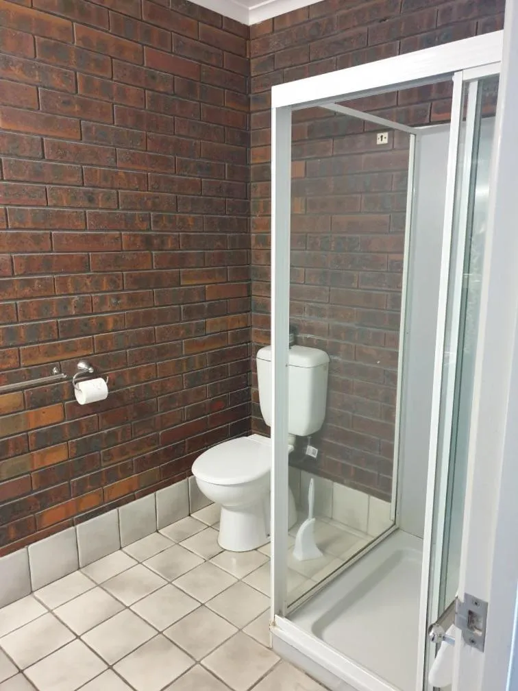 Shower in Shakespeare Motel