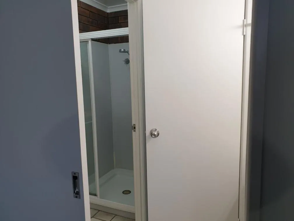 Shower in Shakespeare Motel