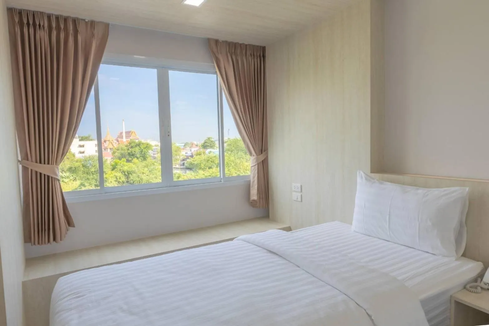 Bed in Sananwan Hometel