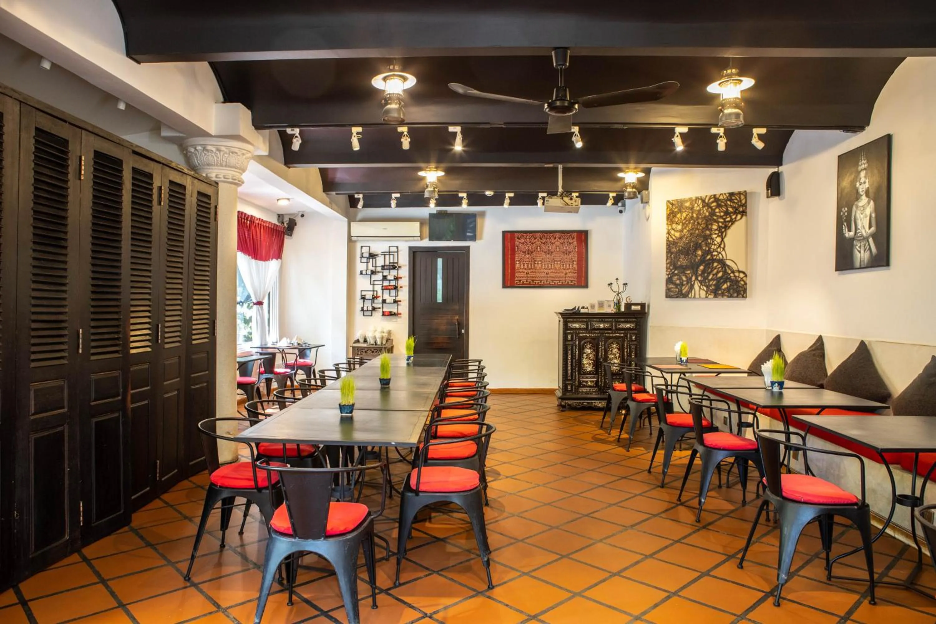 Restaurant/places to eat in La Rose Suites