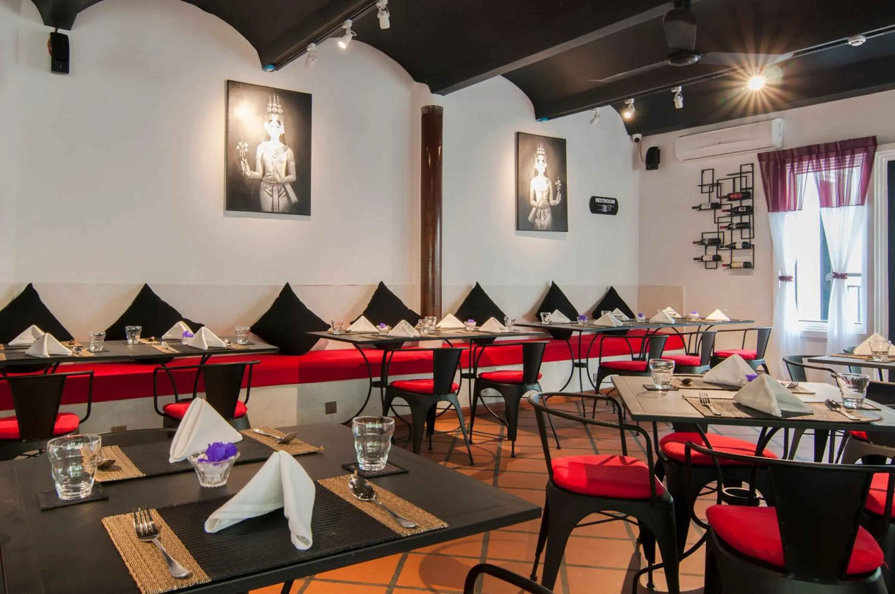 Restaurant/places to eat in La Rose Suites Restaurant/places to eat in La Rose Suites