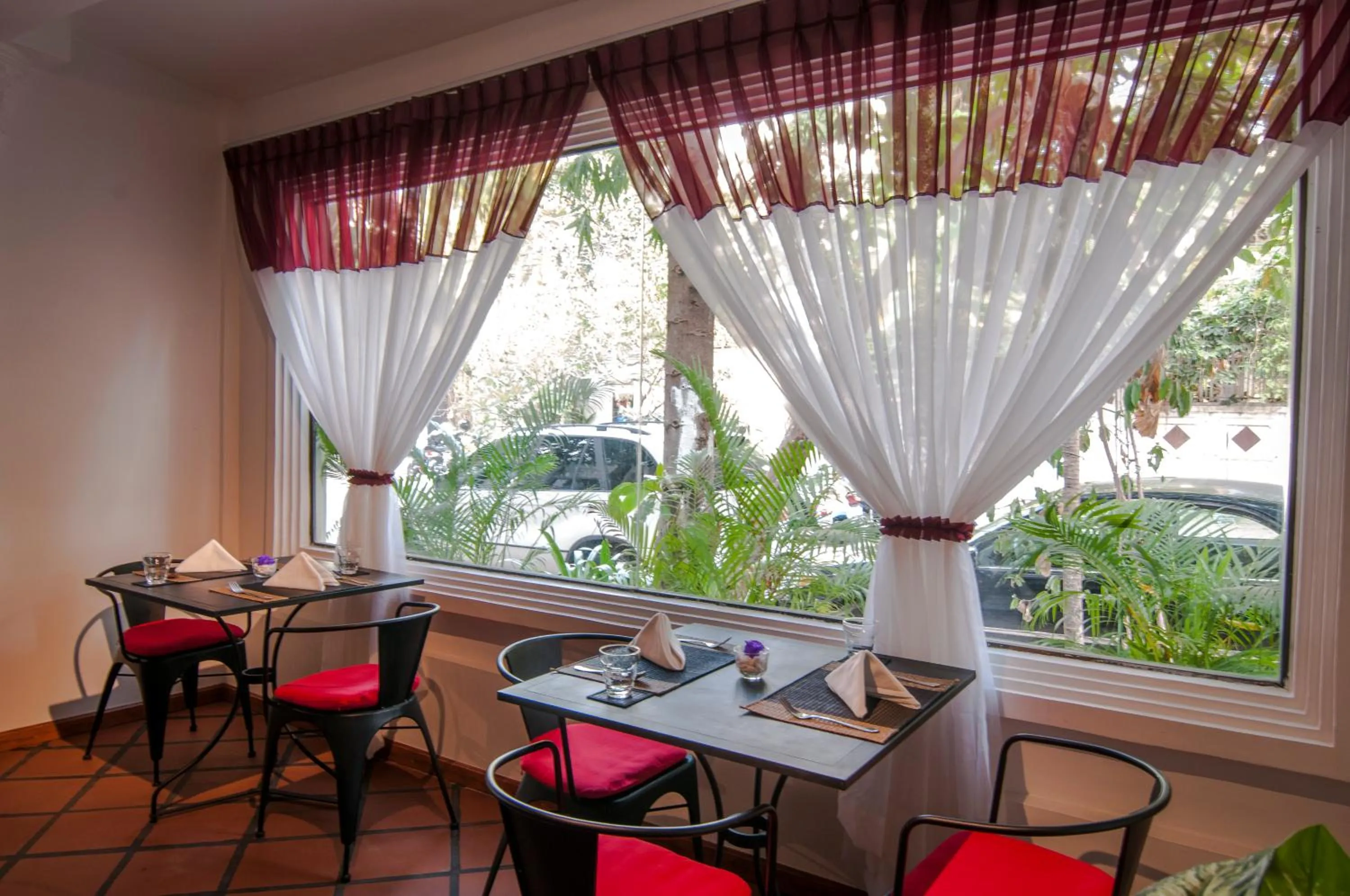 Restaurant/places to eat in La Rose Suites