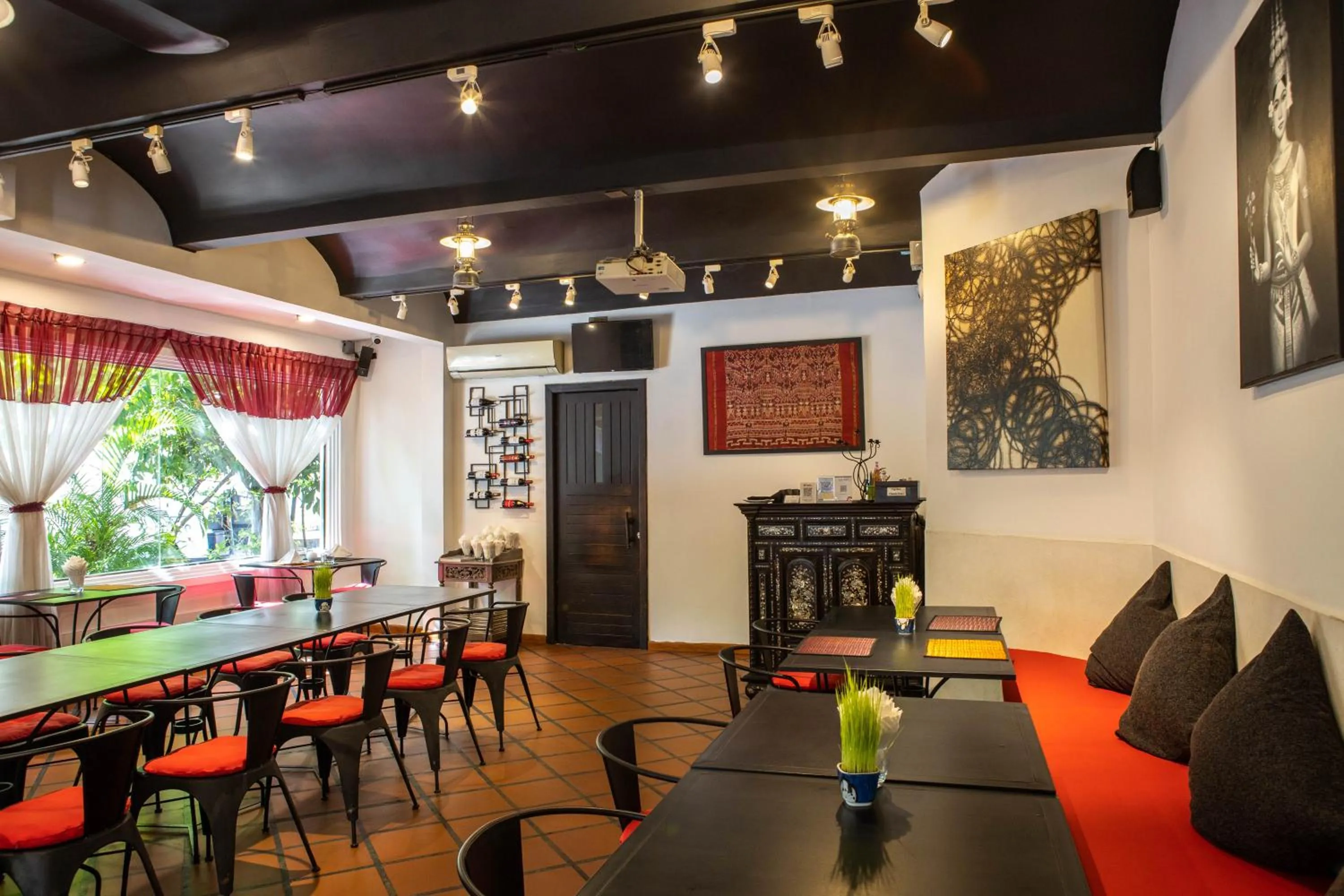 Restaurant/places to eat in La Rose Suites