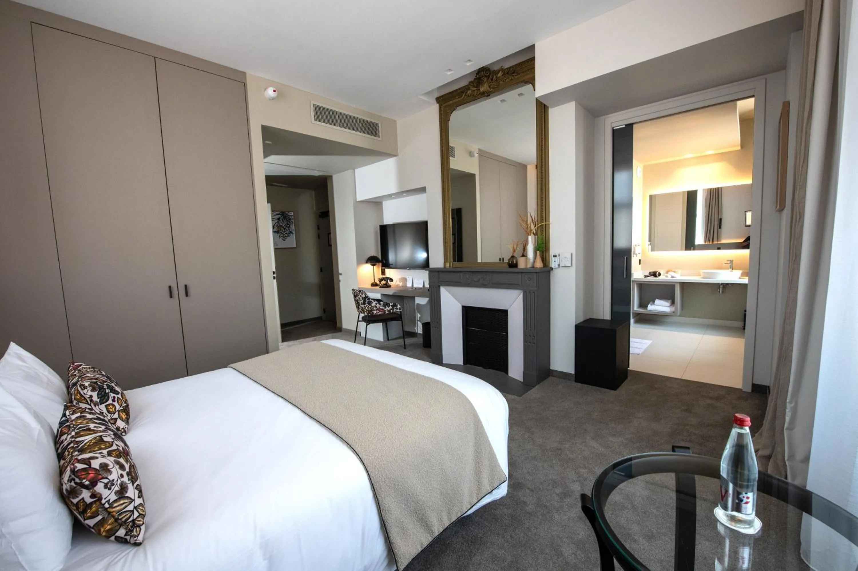 Photo of the whole room, Bed in Best Western Premier Le Chapitre Hotel and Spa