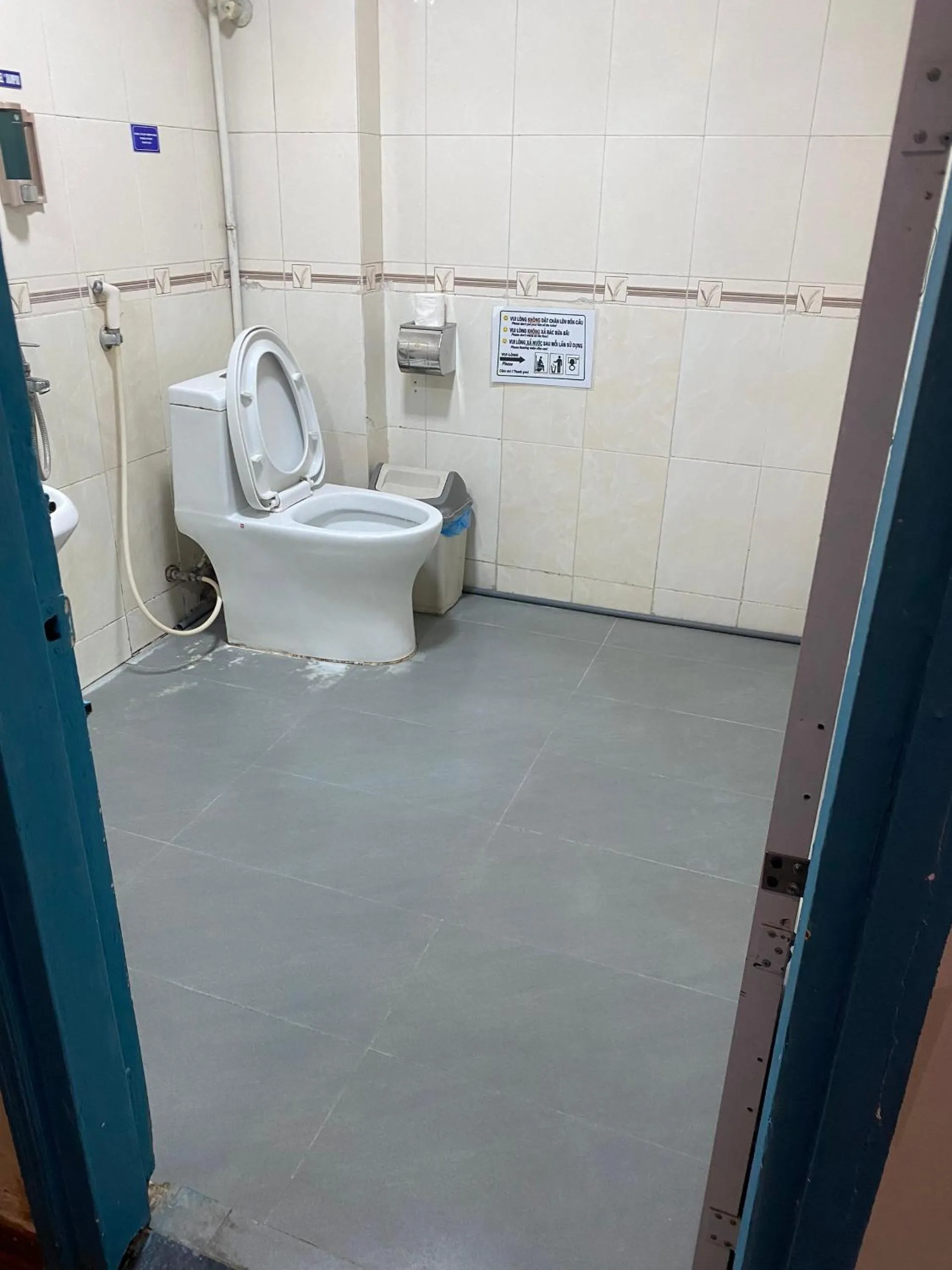 Toilet in Hanoi Eastern Gate Hostel & Spa