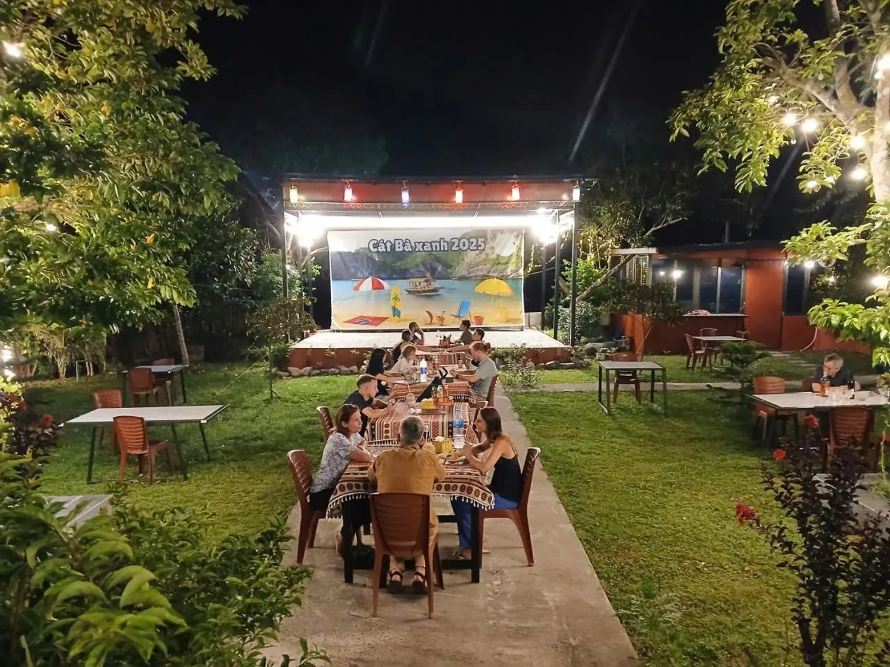 Restaurant/places to eat in Catba Papillon Garden Bungalows & Resort