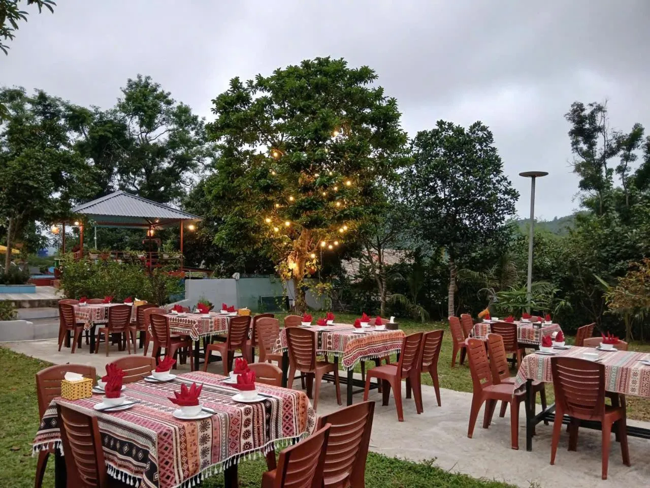 Restaurant/places to eat in Catba Papillon Garden Bungalows & Resort