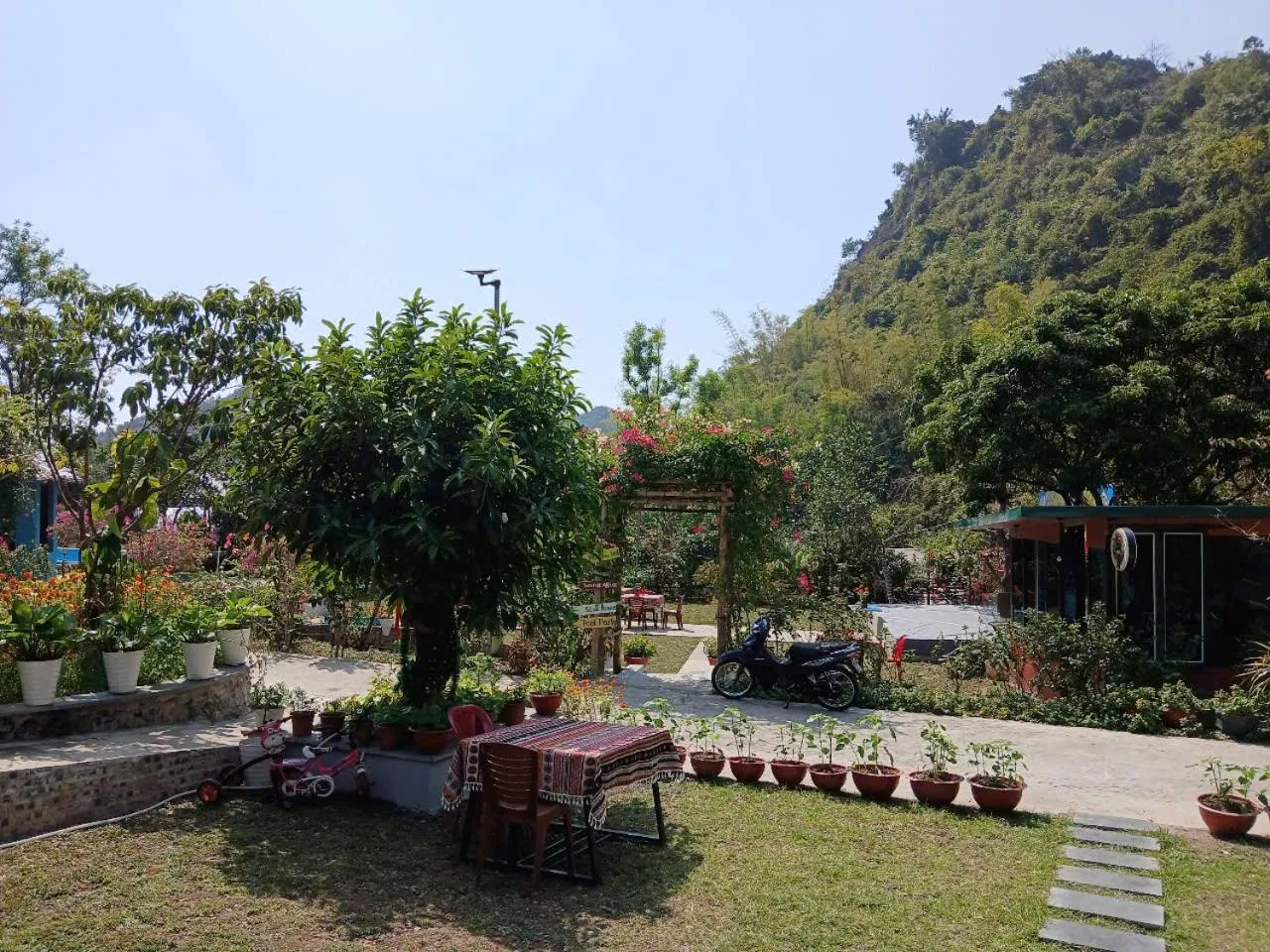 Restaurant/places to eat in Catba Papillon Garden Bungalows & Resort