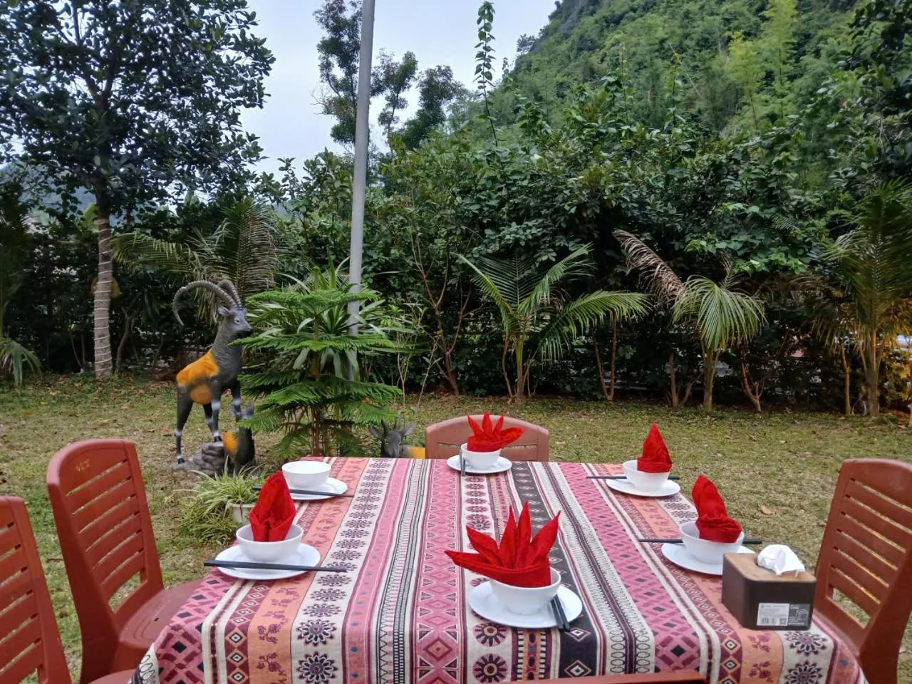 Restaurant/places to eat in Catba Papillon Garden Bungalows & Resort