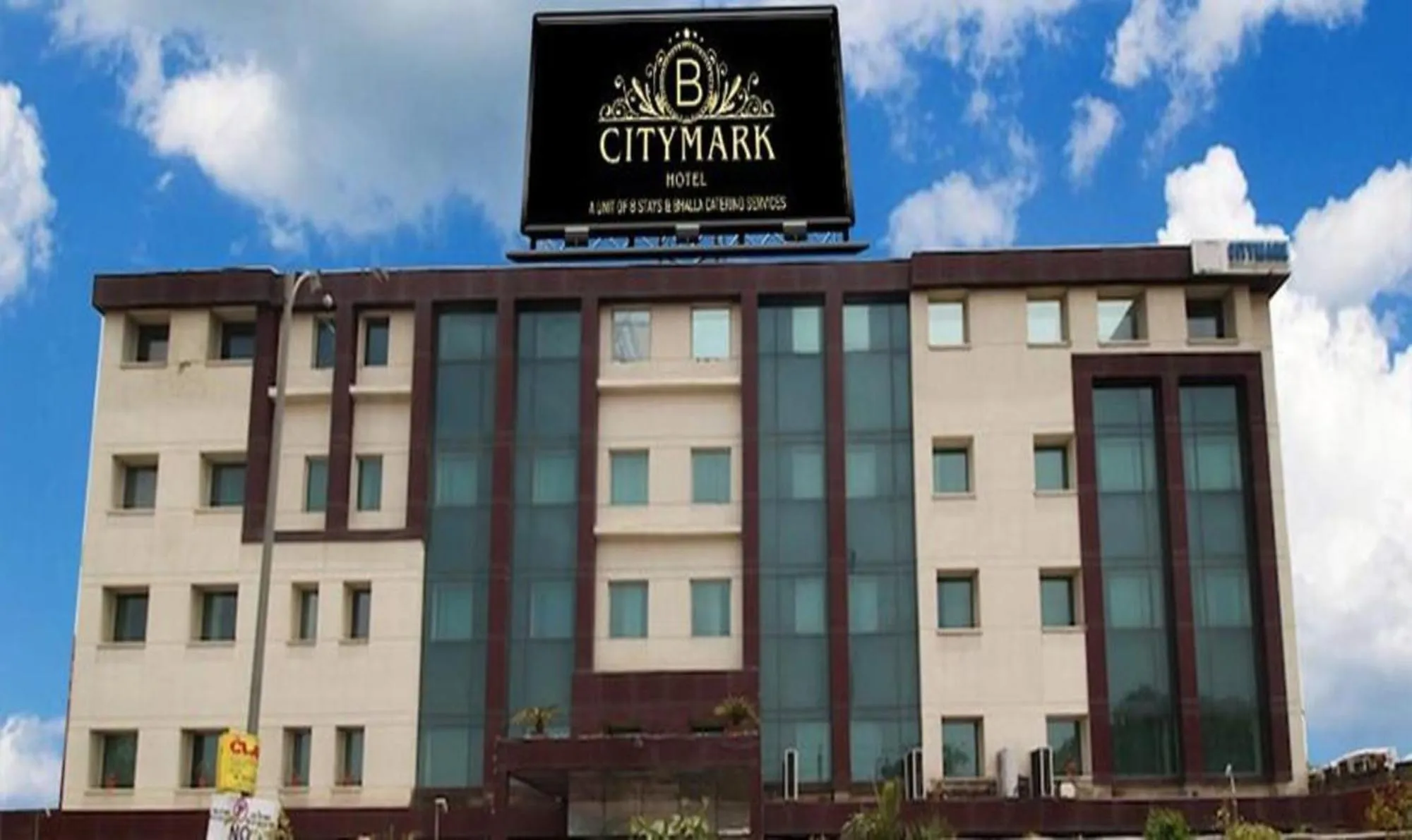 Property building in Super Townhouse OAK Hotel B City Mark