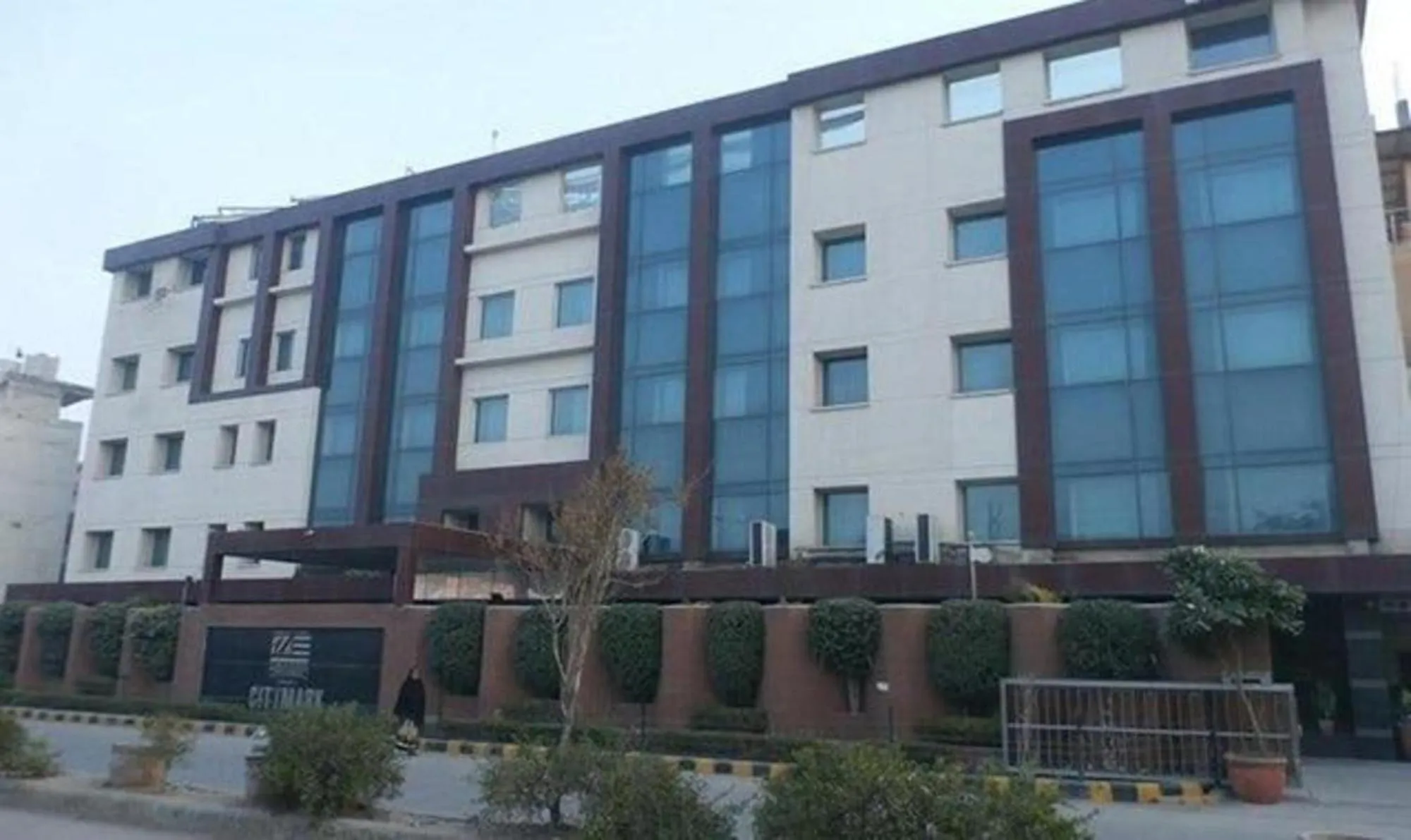 Property building in Super Townhouse OAK Hotel B City Mark