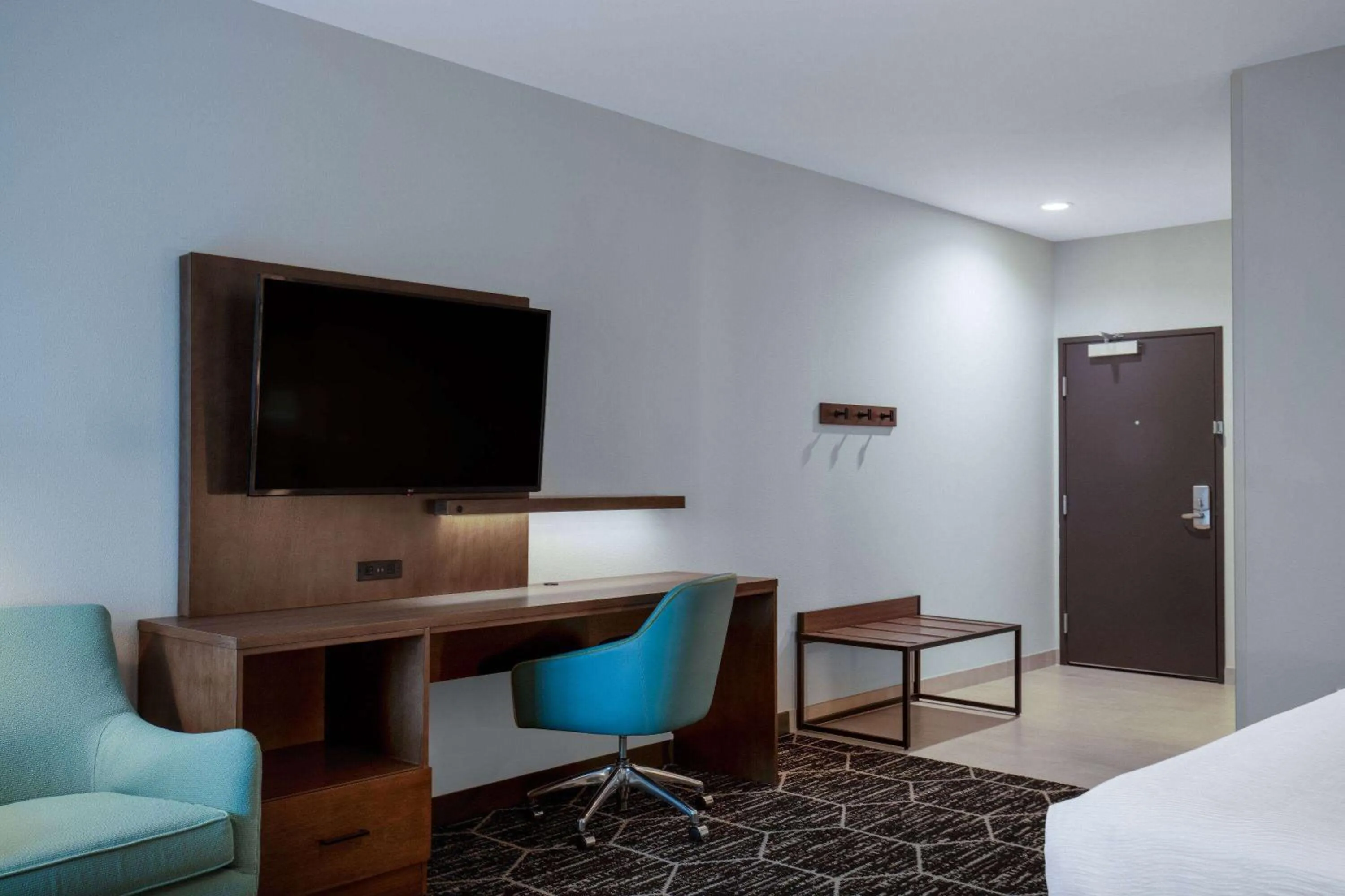 Bed in La Quinta Inn & Suites by Wyndham Centralia