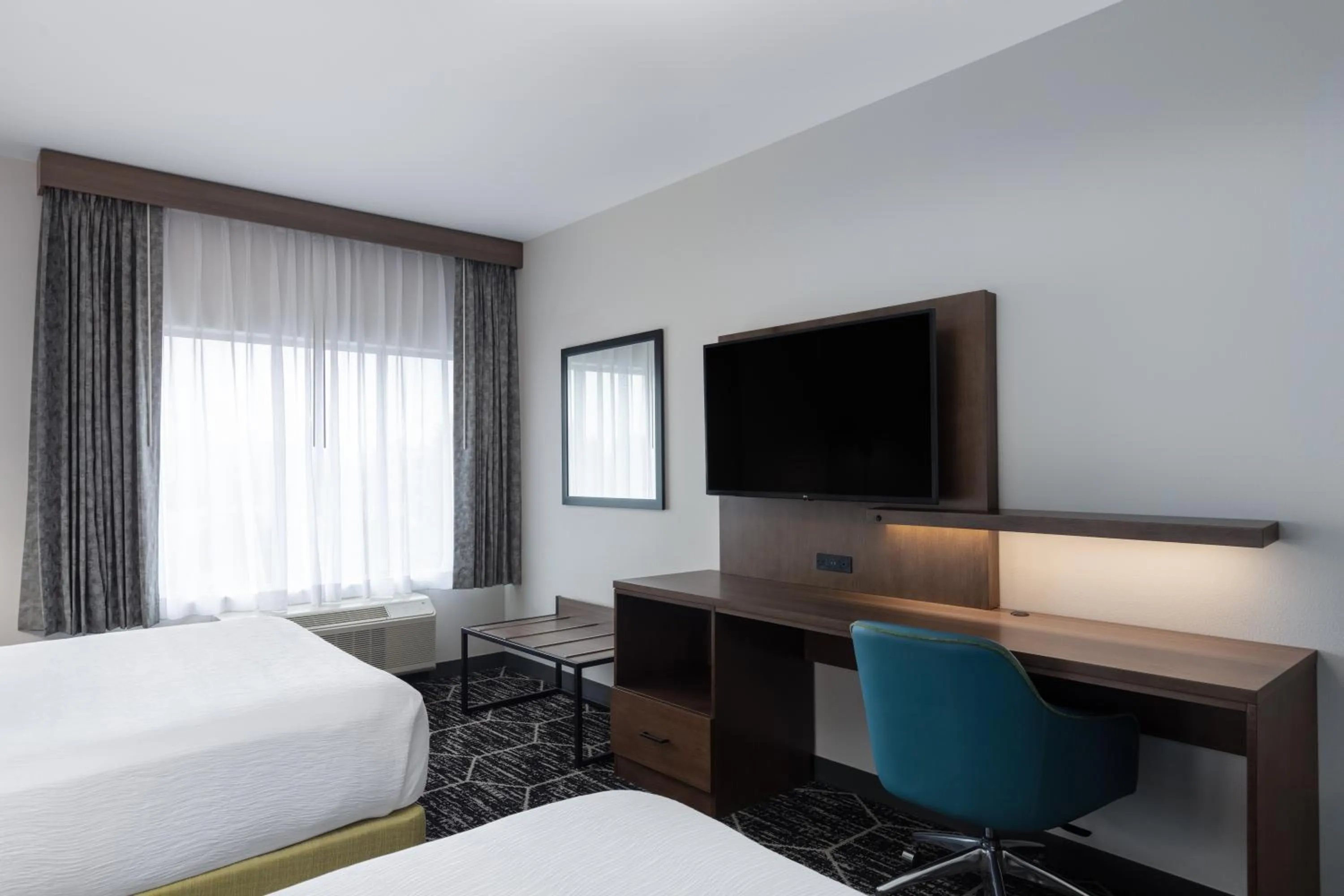 TV and multimedia, Bed in La Quinta Inn & Suites by Wyndham Centralia