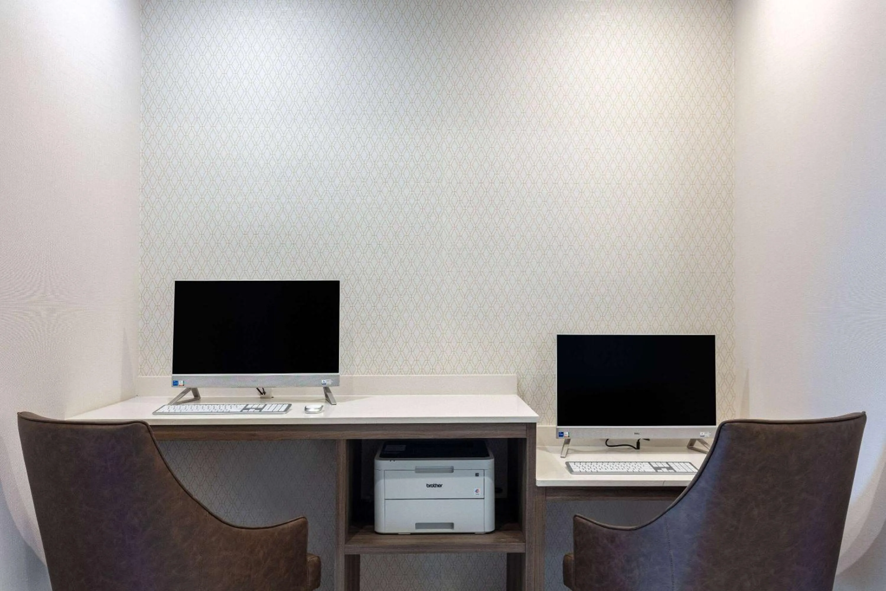 Business facilities in La Quinta Inn & Suites by Wyndham Centralia