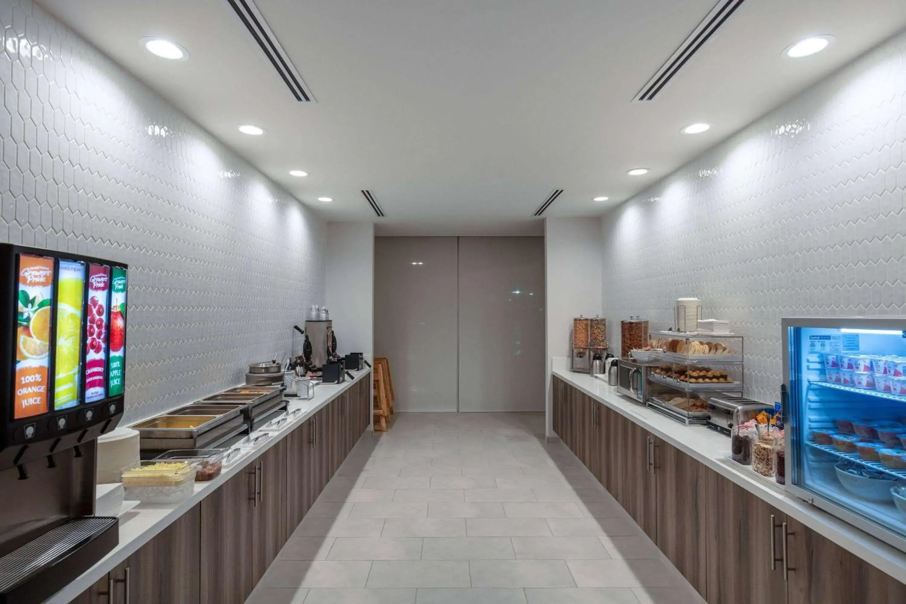 Breakfast in La Quinta Inn & Suites by Wyndham Centralia Breakfast in La Quinta Inn & Suites by Wyndham Centralia