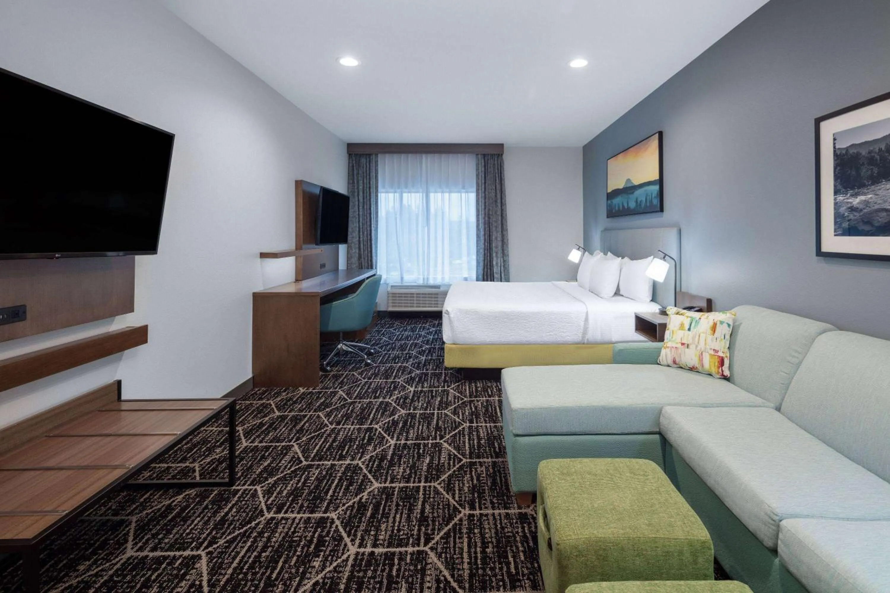 Bed in La Quinta Inn & Suites by Wyndham Centralia