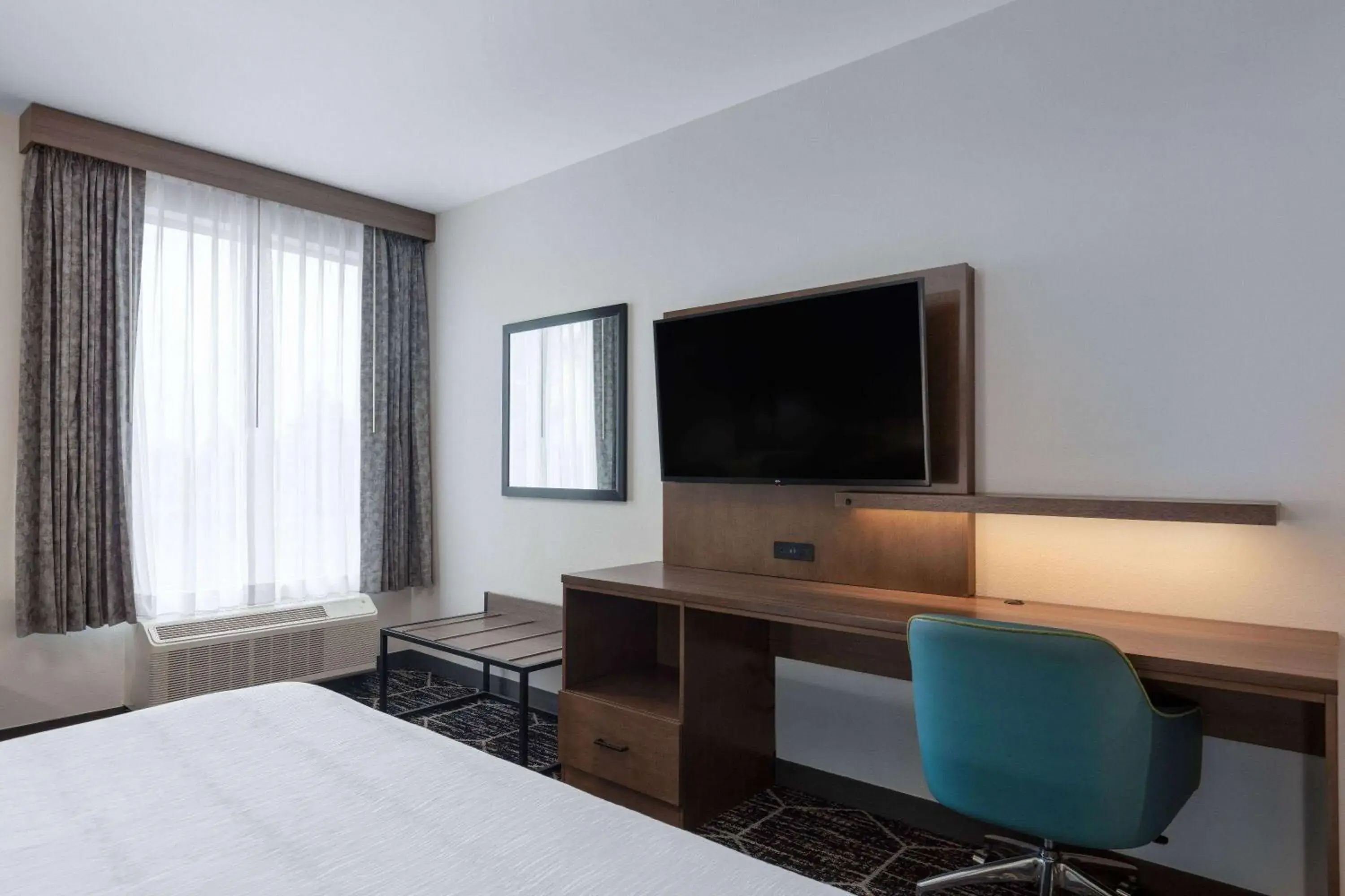 Photo of the whole room, Bed in La Quinta Inn & Suites by Wyndham Centralia Photo of the whole room, Bed in La Quinta Inn & Suites by Wyndham Centralia