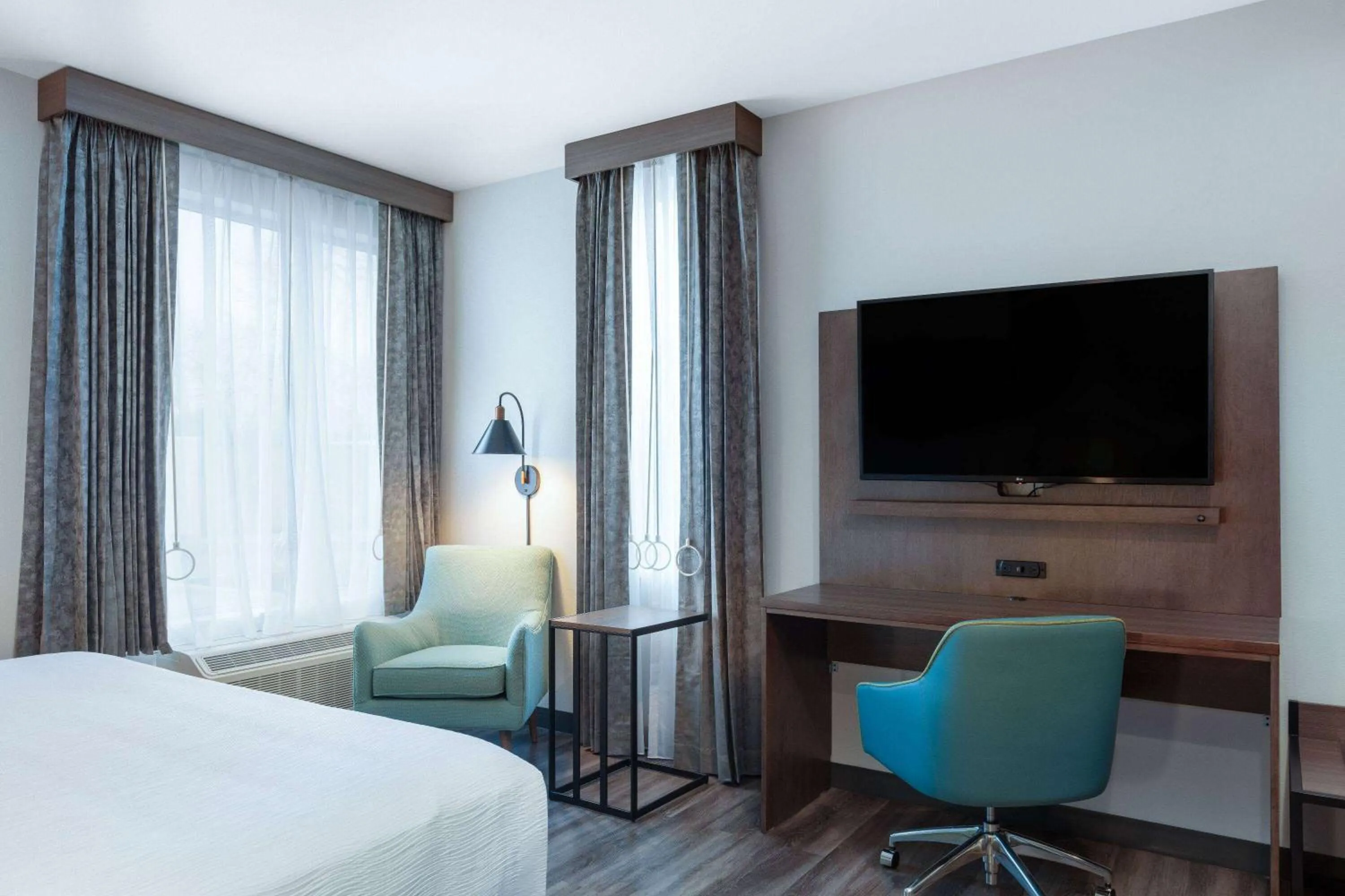 Photo of the whole room, Bed in La Quinta Inn & Suites by Wyndham Centralia