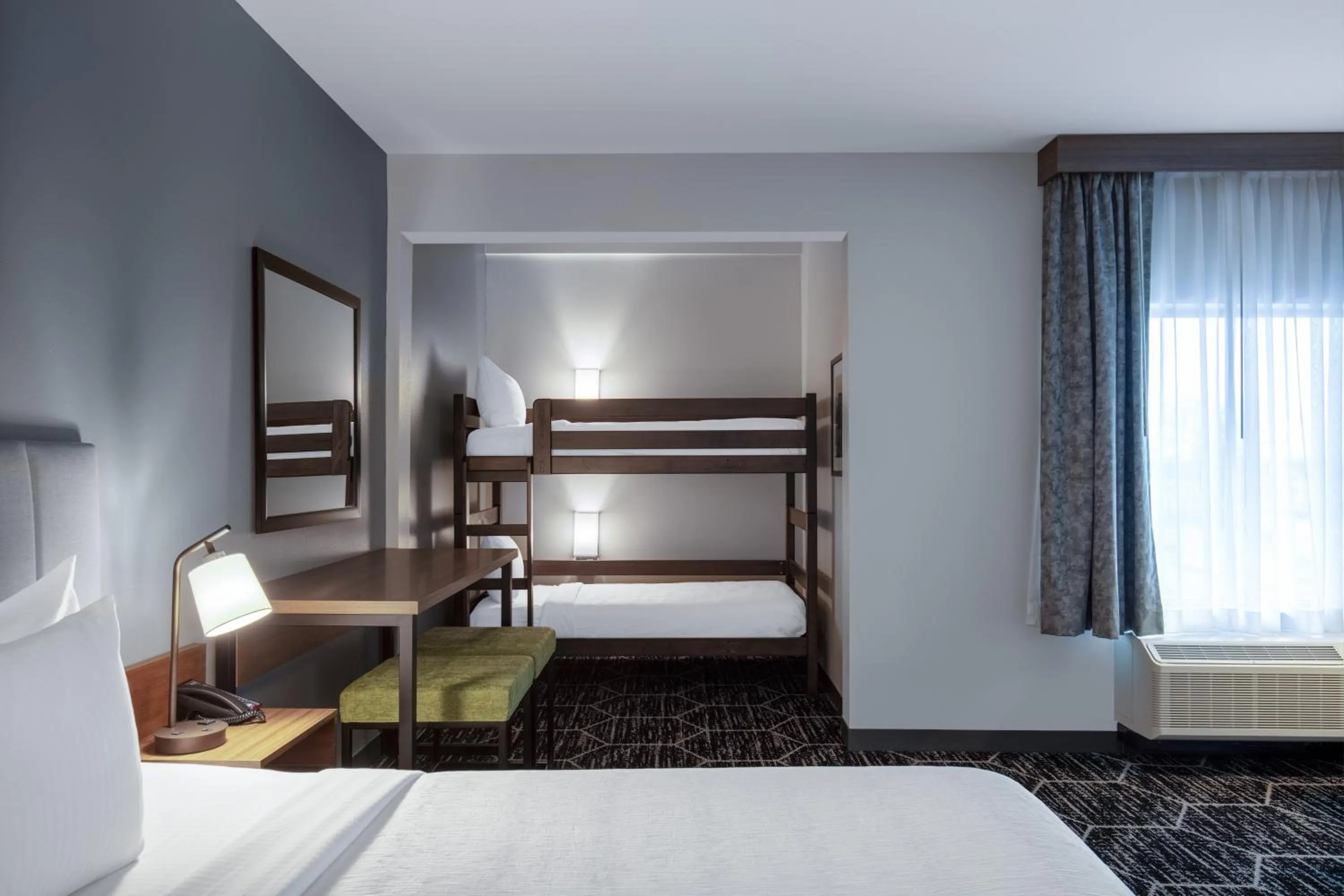 Bed in La Quinta Inn & Suites by Wyndham Centralia