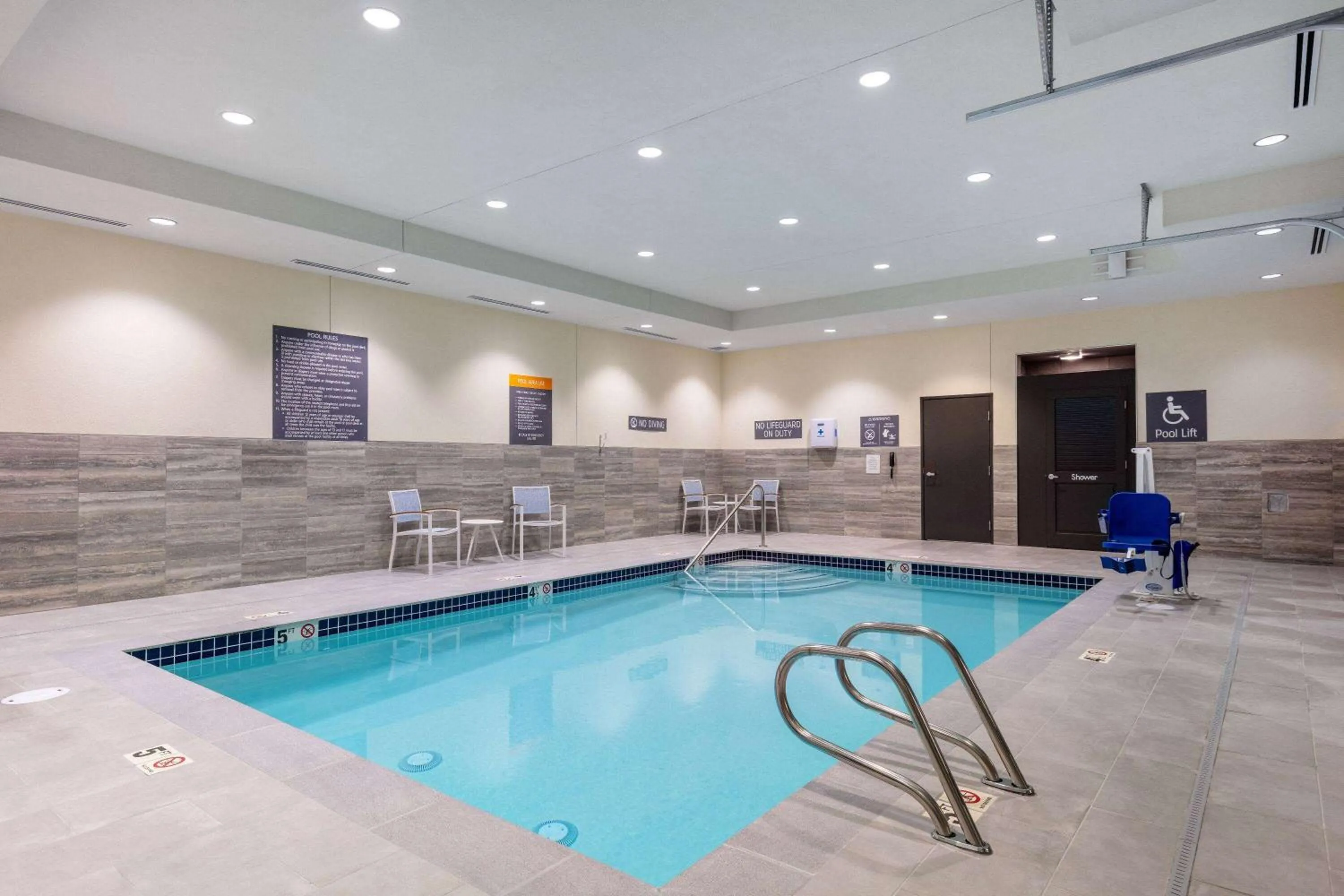 Swimming pool in La Quinta Inn & Suites by Wyndham Centralia