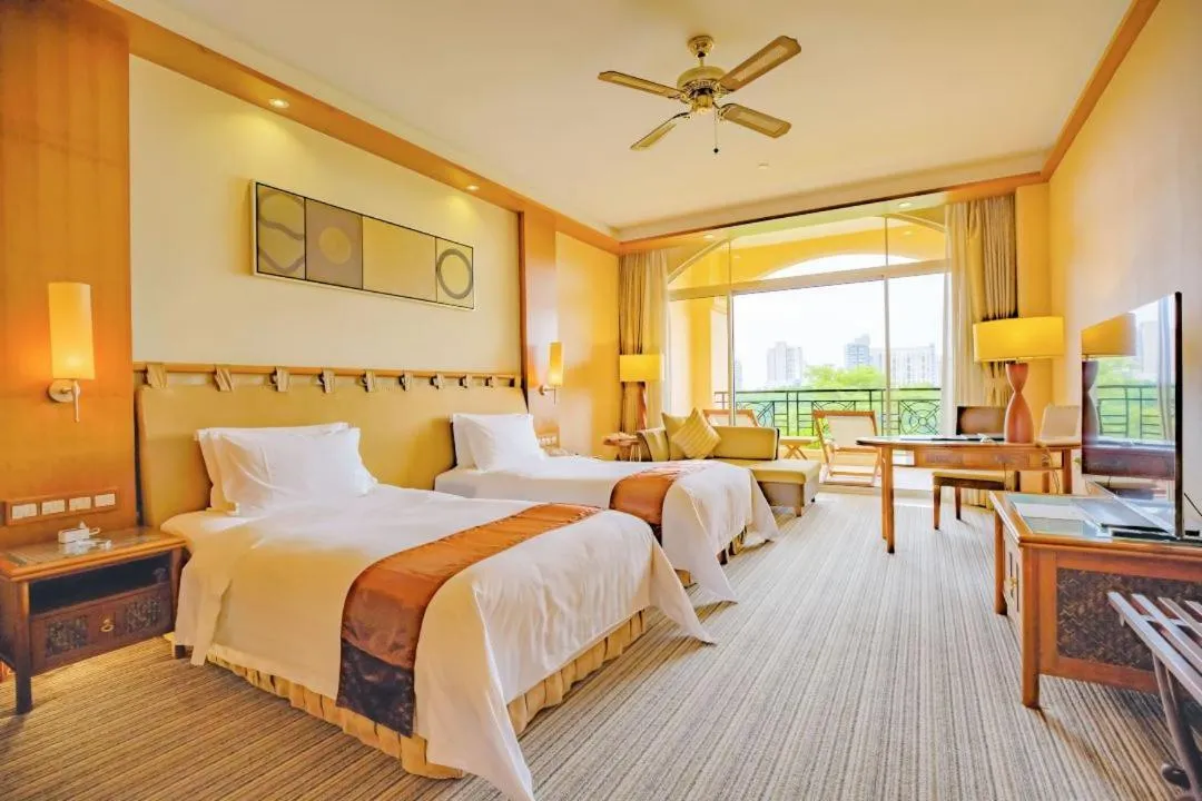 Photo of the whole room, Bed in Hillview Golf Resort Dongguan