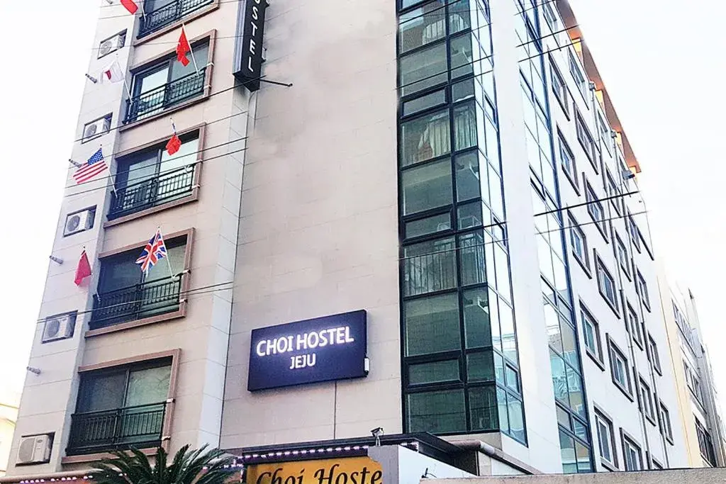 Property building in HY Choi Hostel Property building in HY Choi Hostel