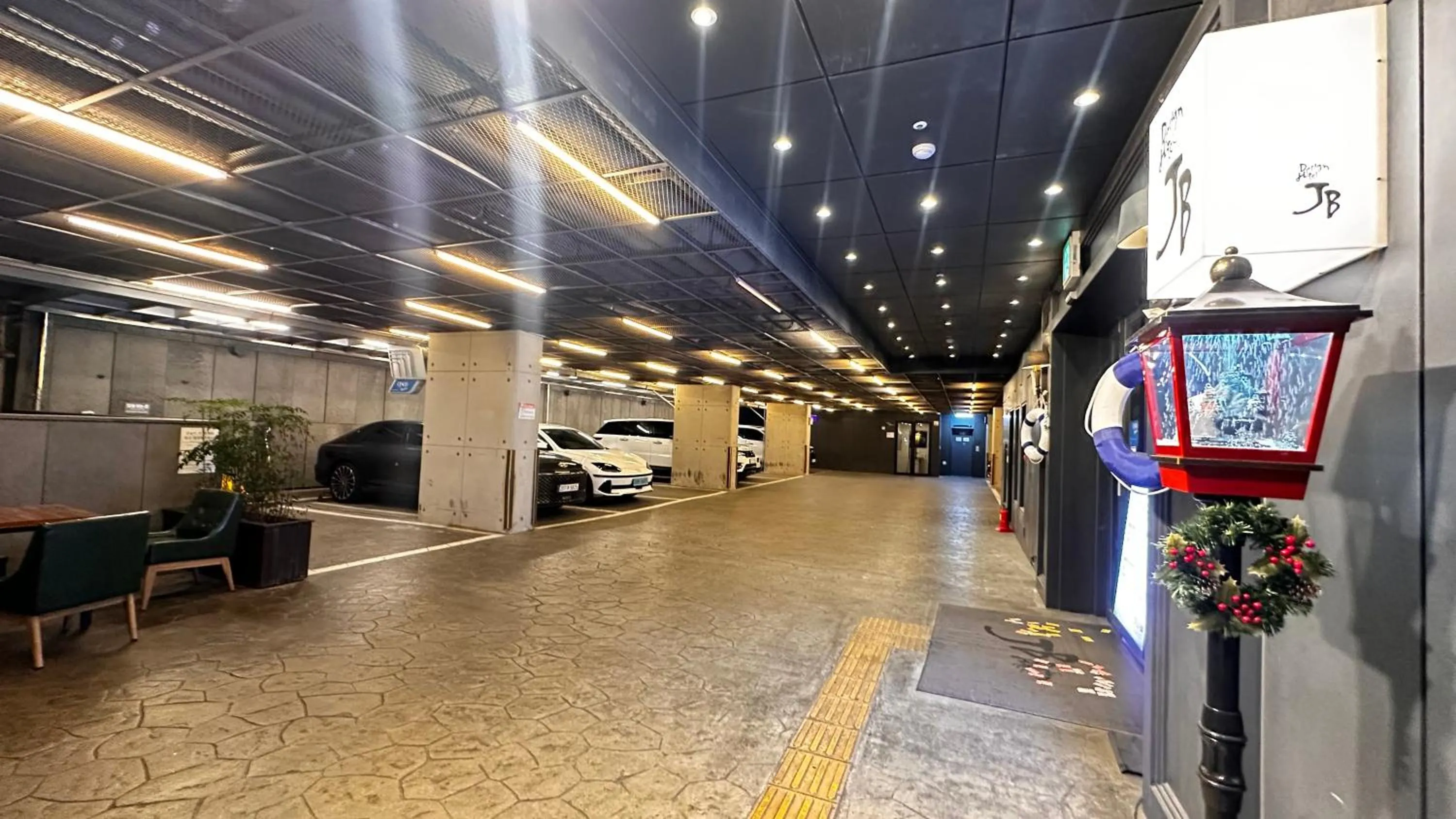 Parking in JB Design Hotel