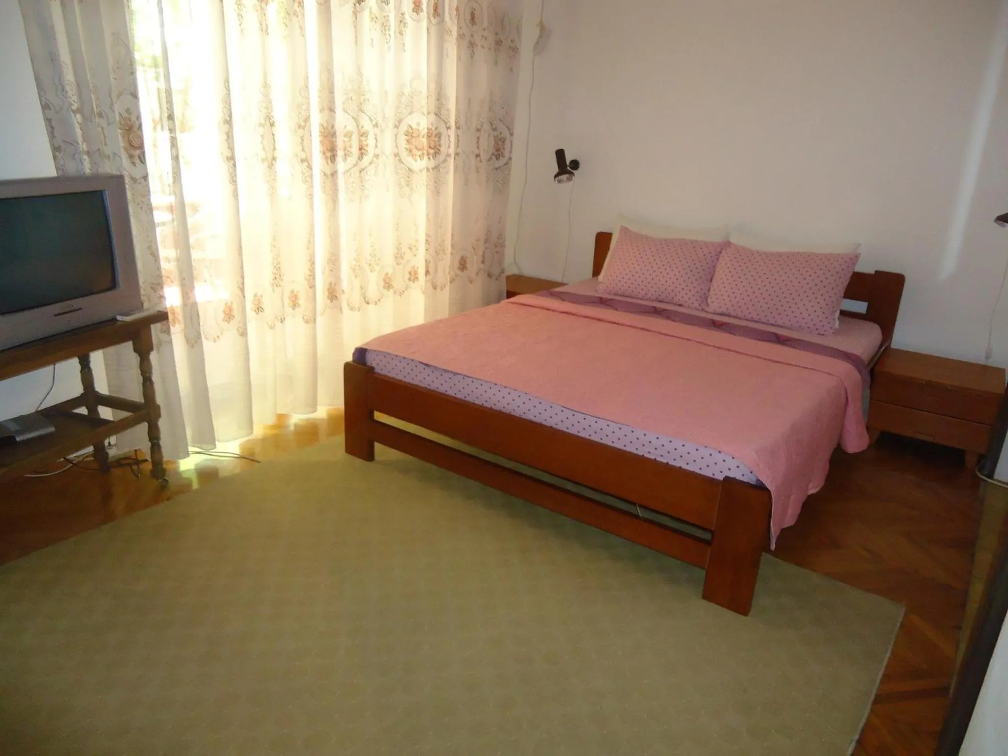 Decorative detail, Bed in Lazar Apartments