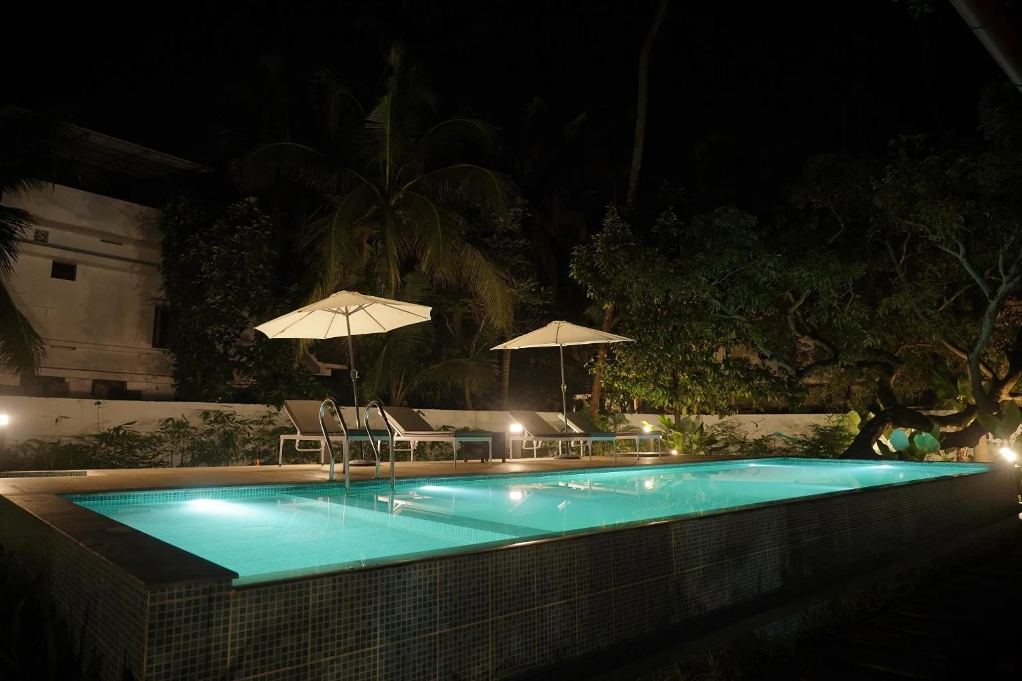 Swimming pool in Alfred Place