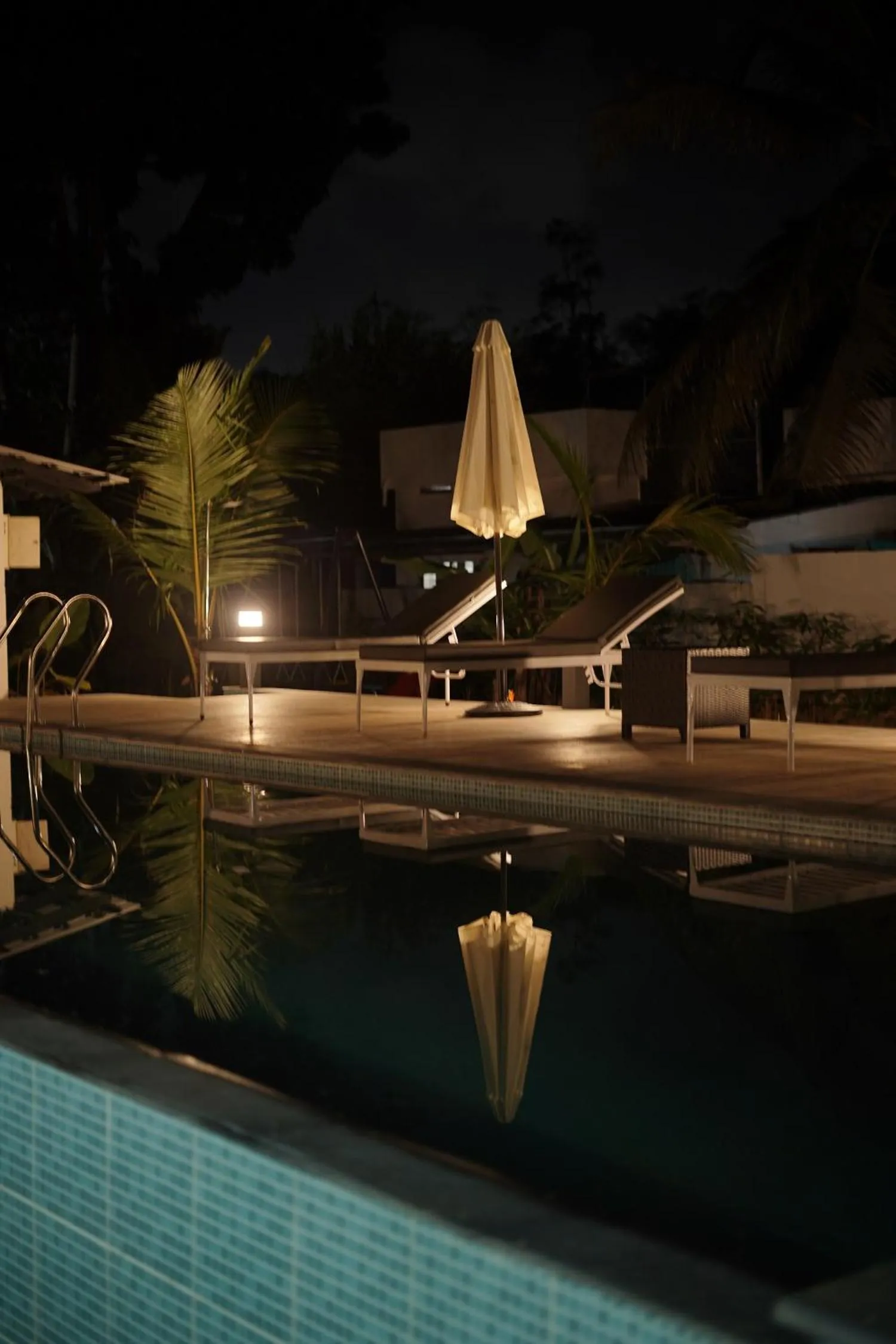 Swimming pool in Alfred Place