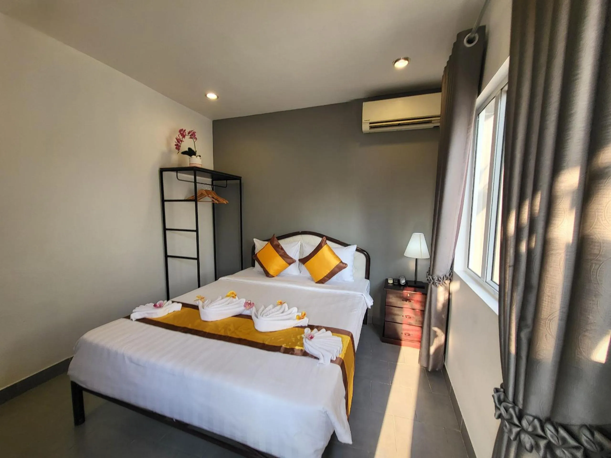 Bed in Sun Chakra Boutique Hotel - 50m to Museum & Royal Palace & Walking street