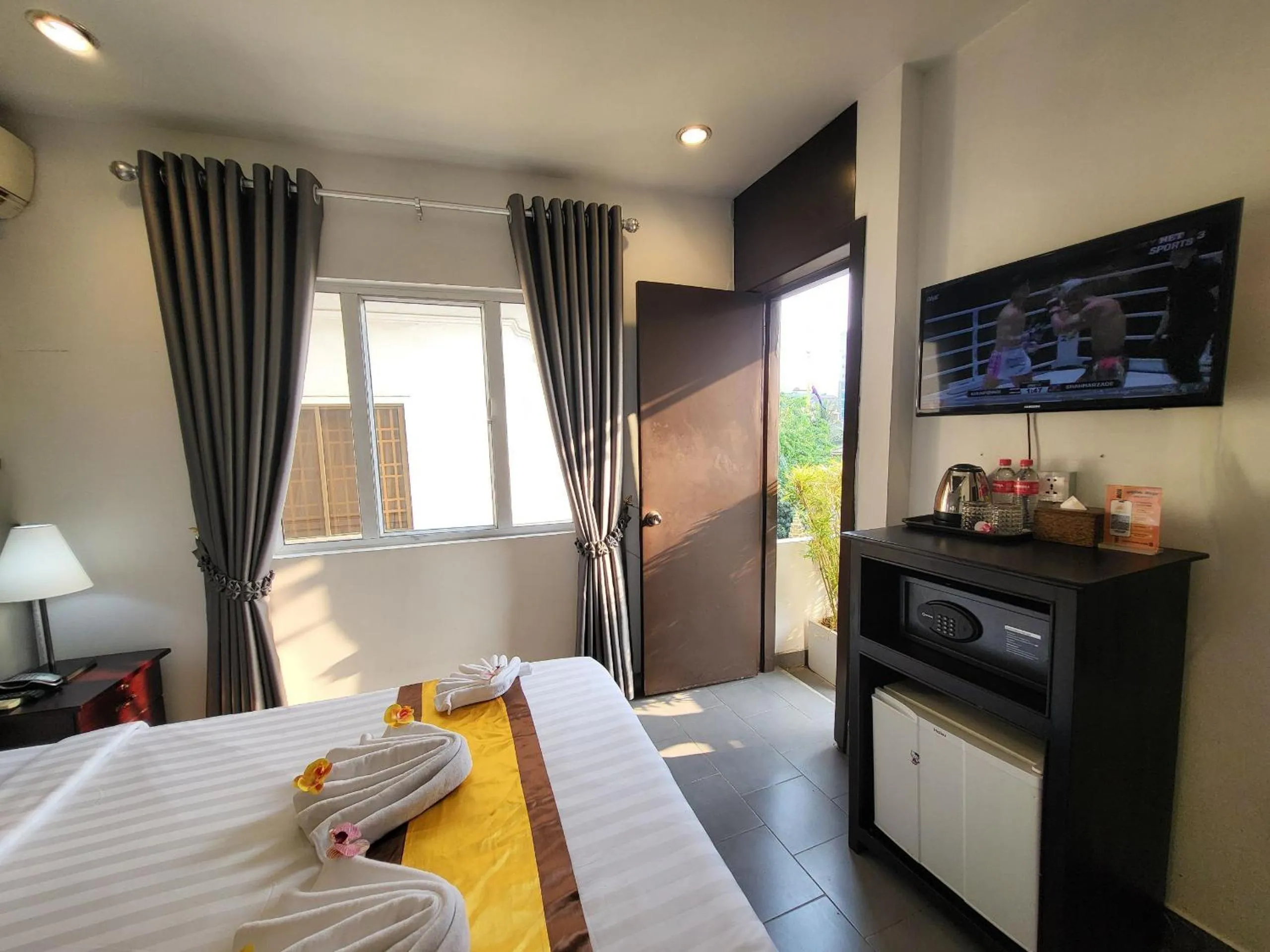 Bed in Sun Chakra Boutique Hotel - 50m to Museum & Royal Palace & Walking street